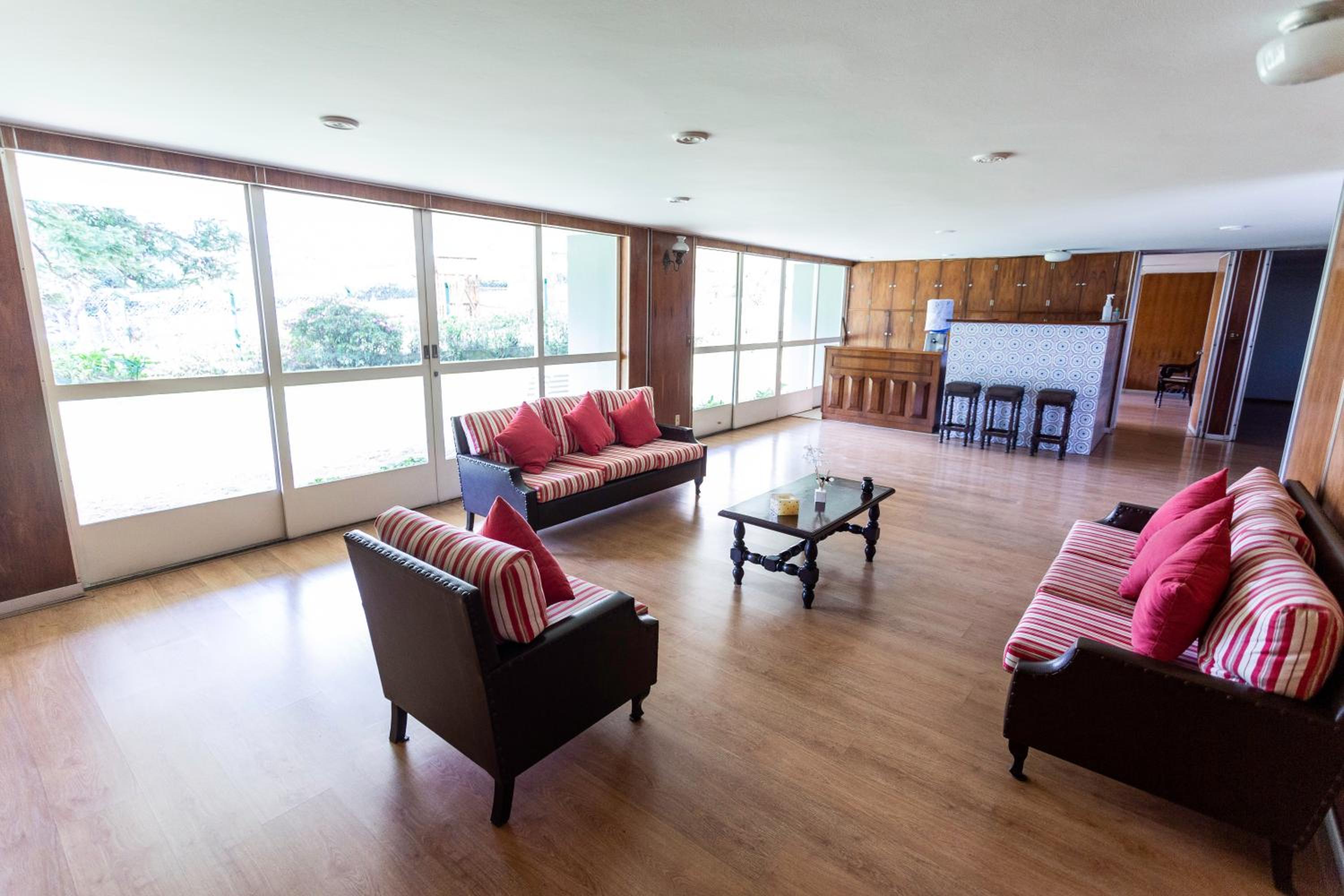 Incrível Vista no Capivari com 4 Quartos e Lareira