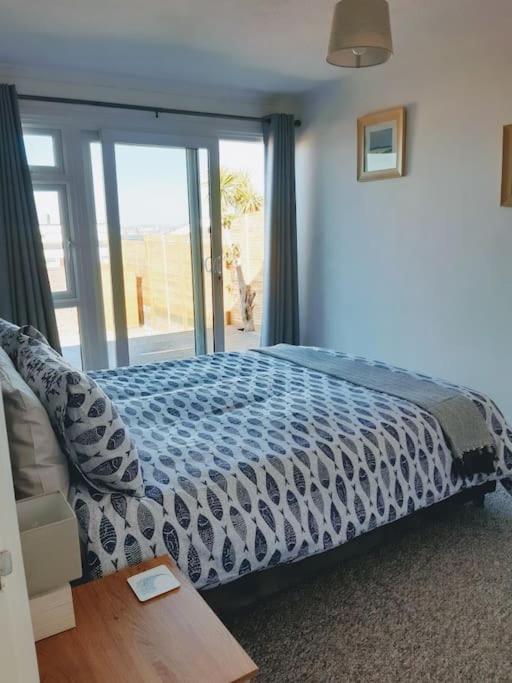 The Getaway - Modern 2 Bedroom Brixham Bungalow with sea peeps view 3