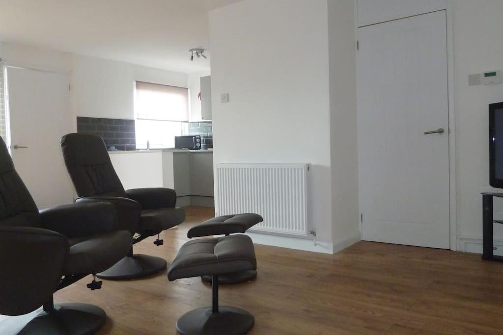 The Getaway - Modern 2 Bedroom Brixham Bungalow with sea peeps view 5