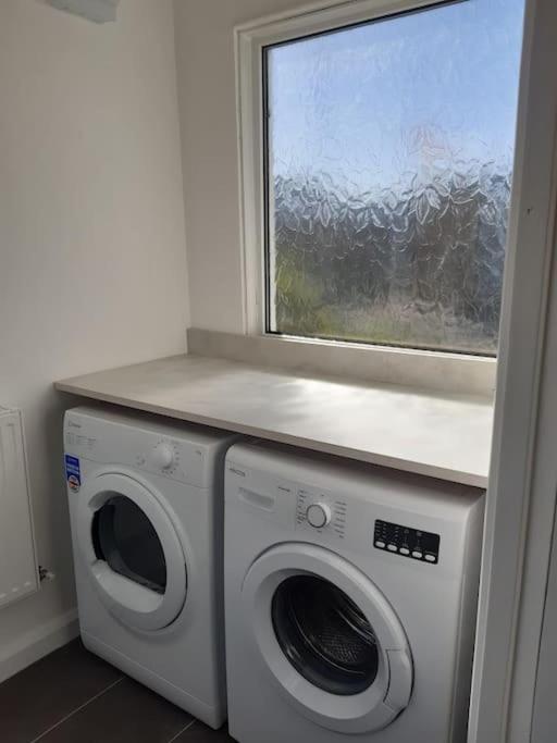 The Getaway - Modern 2 Bedroom Brixham Bungalow with sea peeps view 2