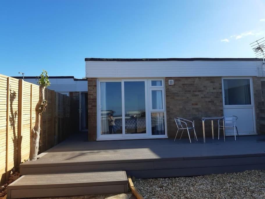 The Getaway - Modern 2 Bedroom Brixham Bungalow with sea peeps