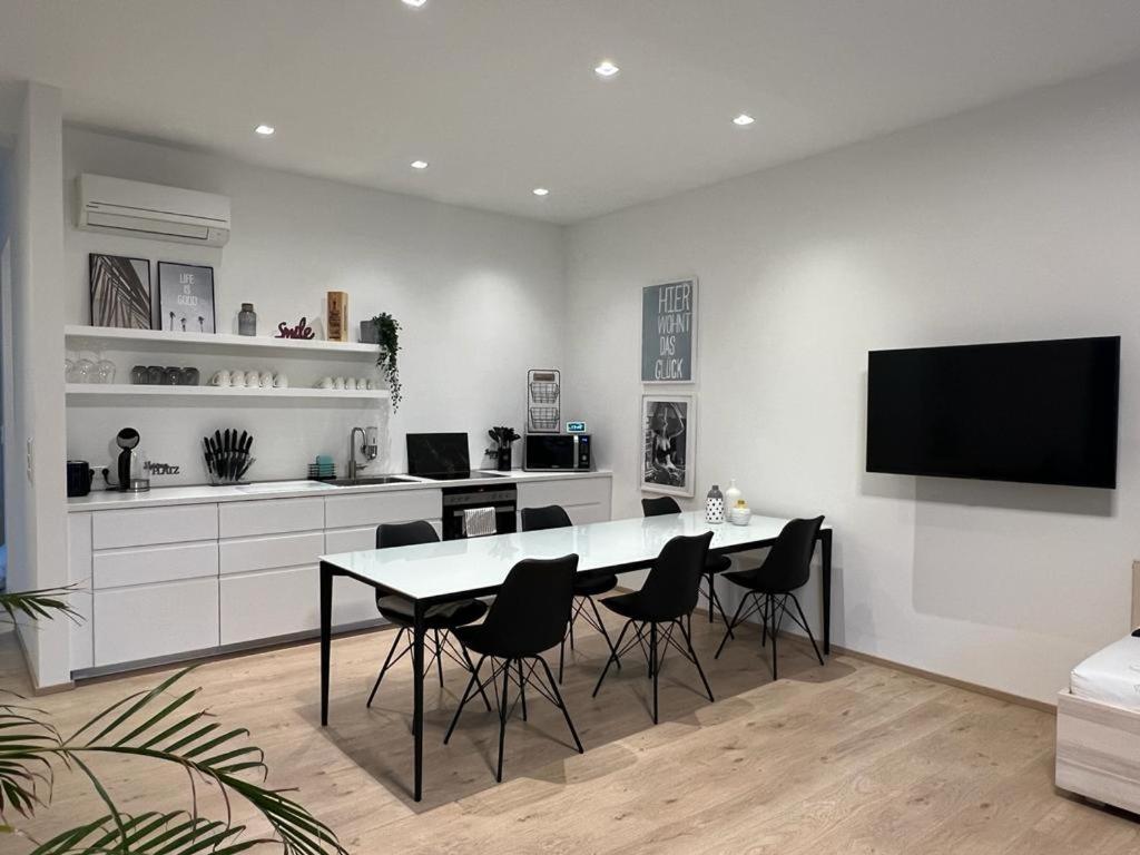 Lieblingsplatz Neusiedl - Modern Stylish Apartments - Free Parking Burgenland Card - 10 min to Designer Outlet Parndorf and Lake Neusiedl
