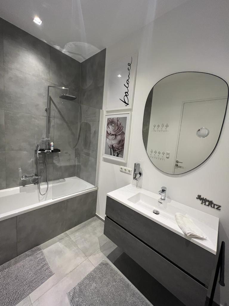 Lieblingsplatz Neusiedl - Modern Stylish Apartments - Free Parking Burgenland Card - 10 min to Designer Outlet Parndorf and Lake Neusiedl