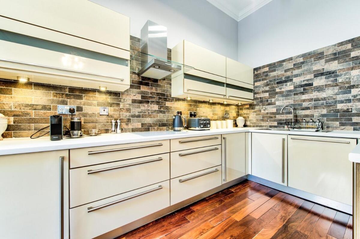Gorgeous apartment in the heart of New Town view 5