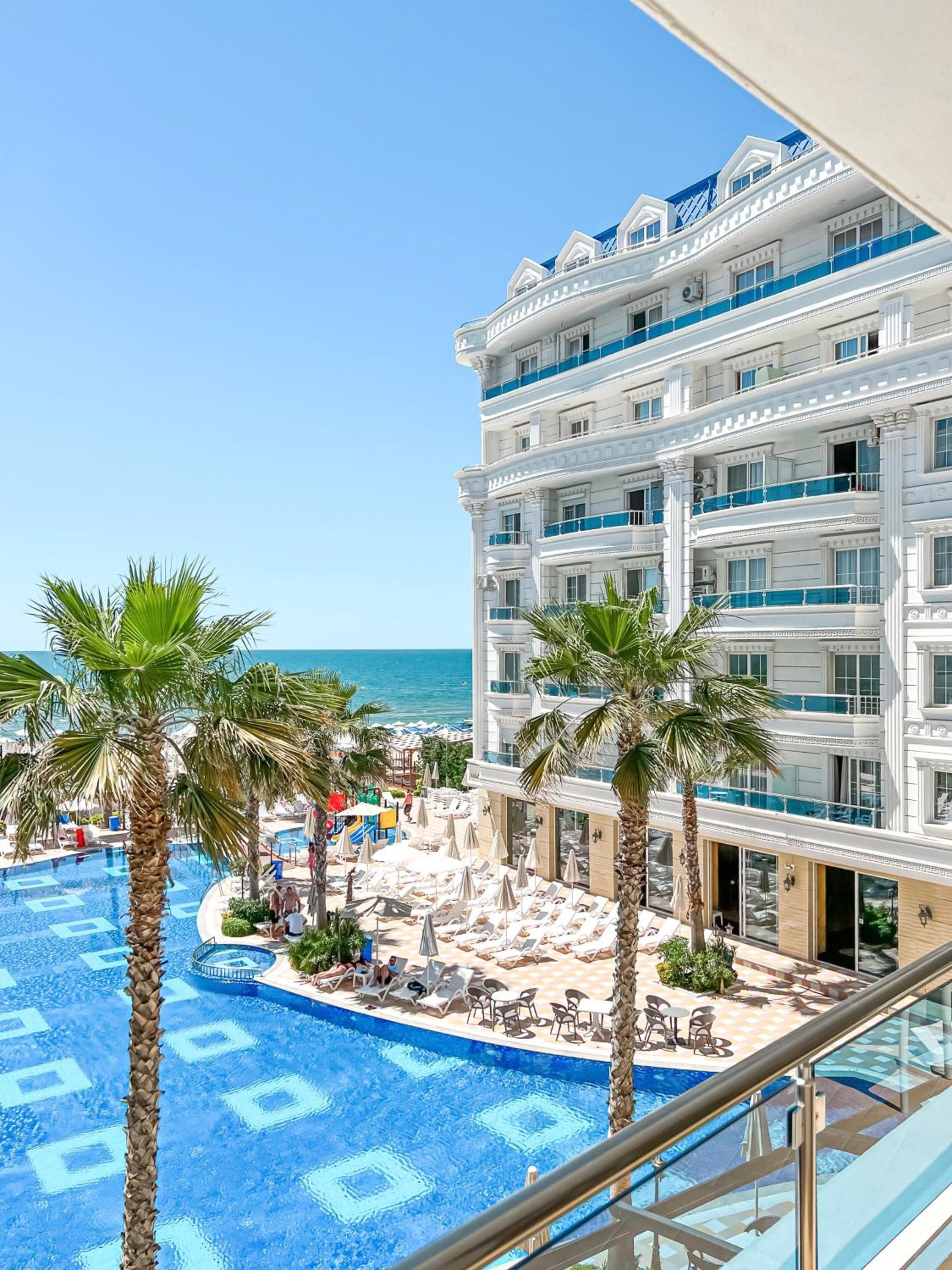 Grand Blue Fafa Resort & SPA