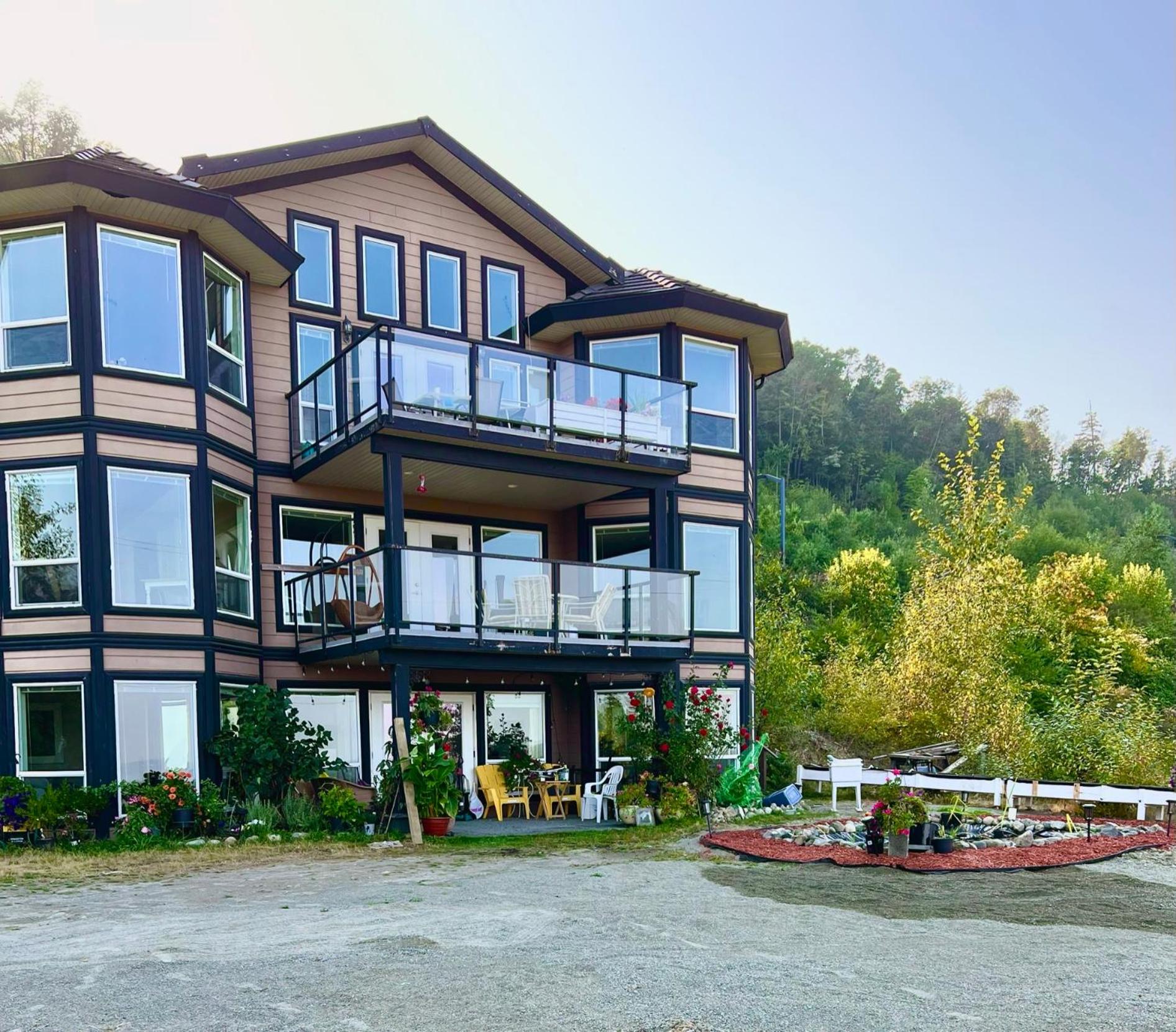Executive pet friendly lower suite with ocean view