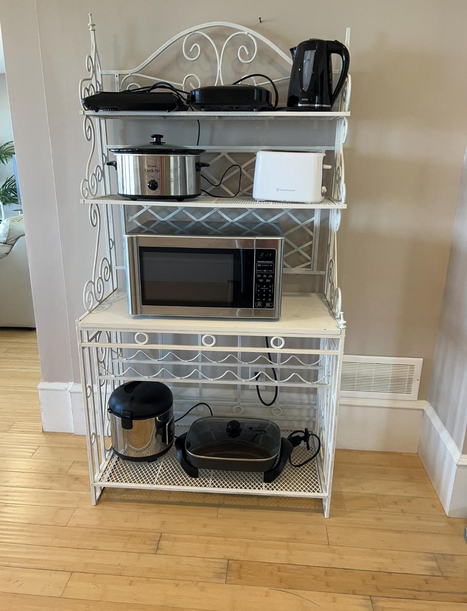 Executive pet friendly lower suite with ocean view