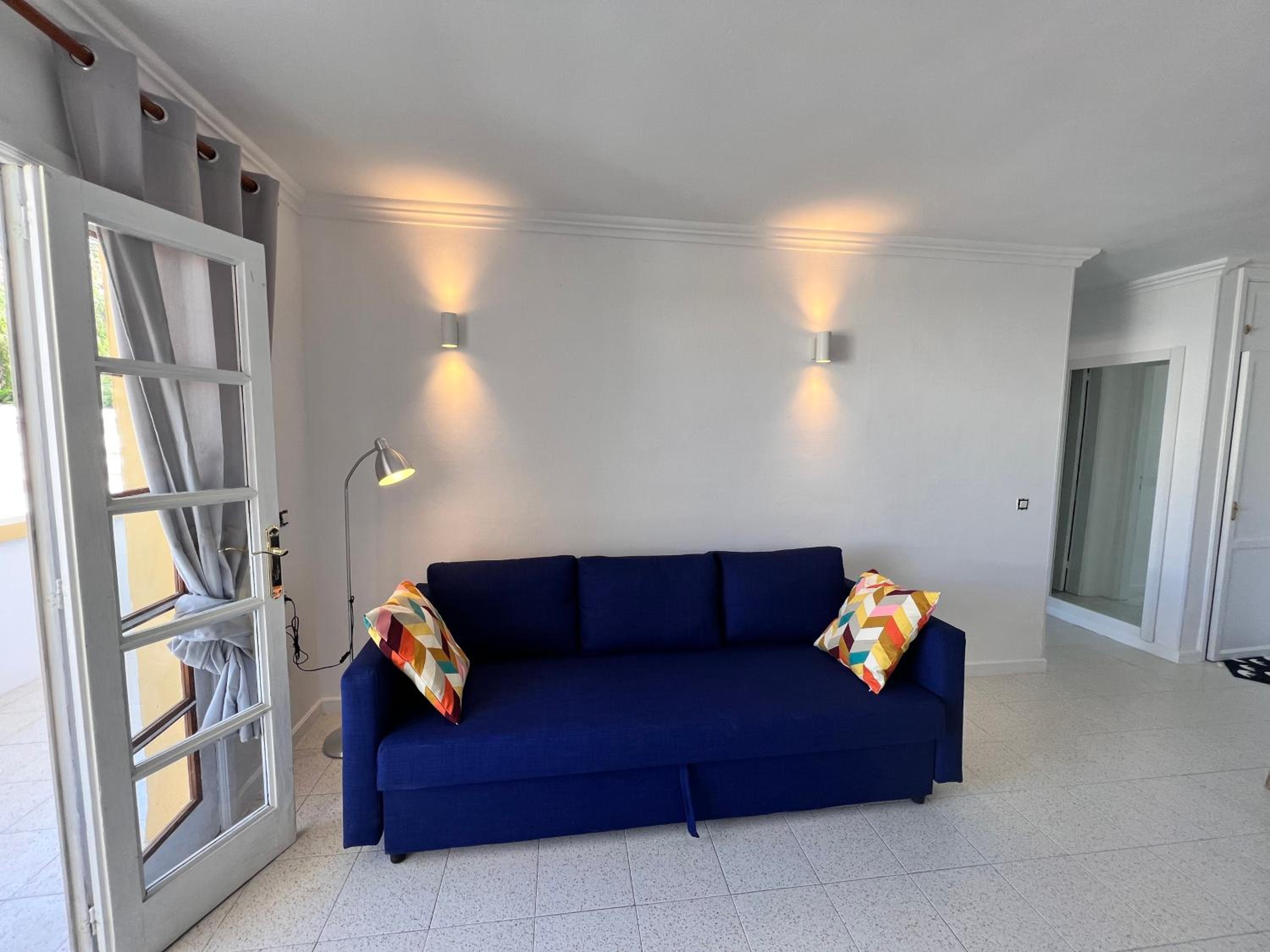 BRIGHT AND QUIET WINDSOR PARK APARTMENT
