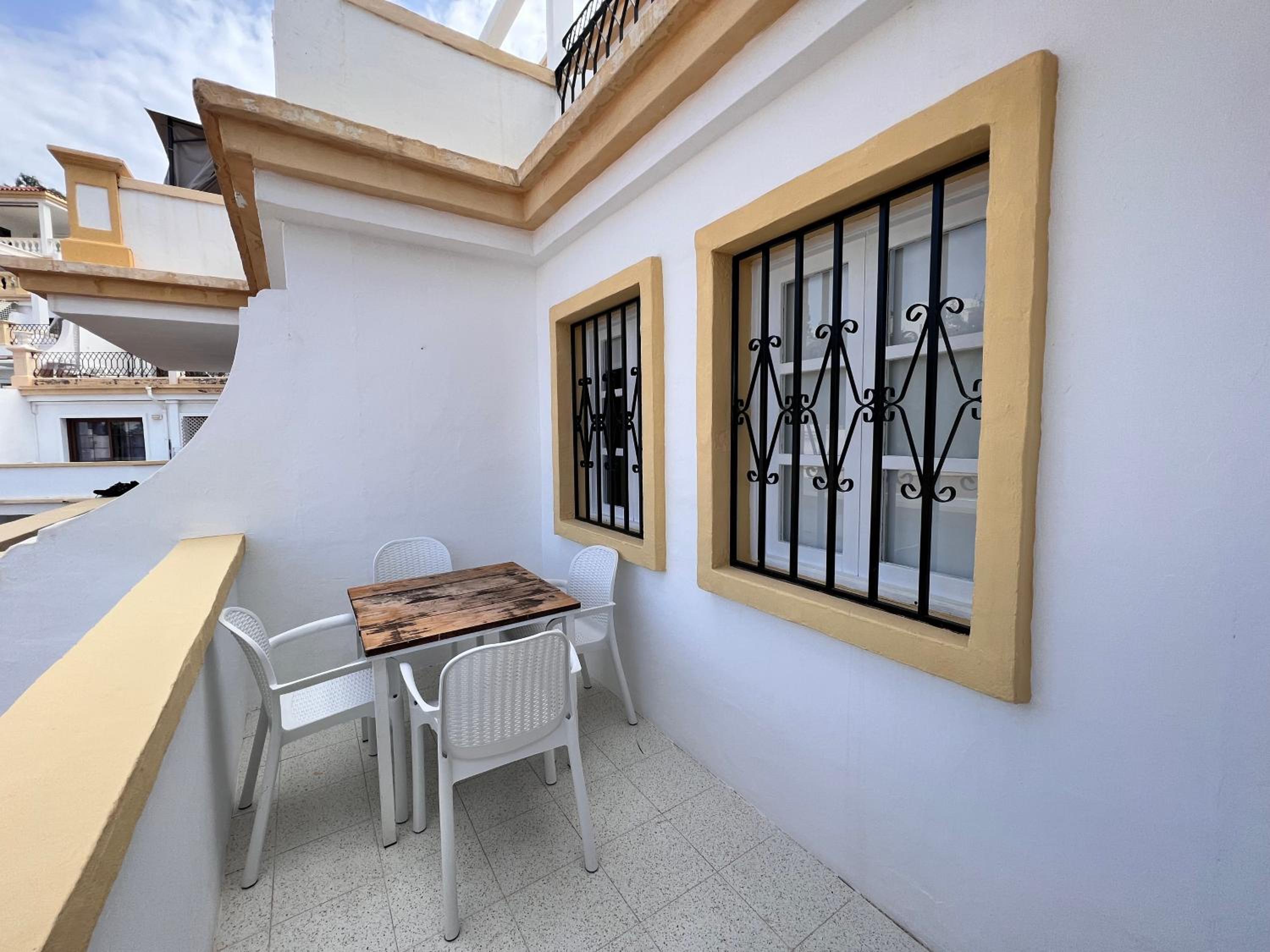 BRIGHT AND QUIET WINDSOR PARK APARTMENT