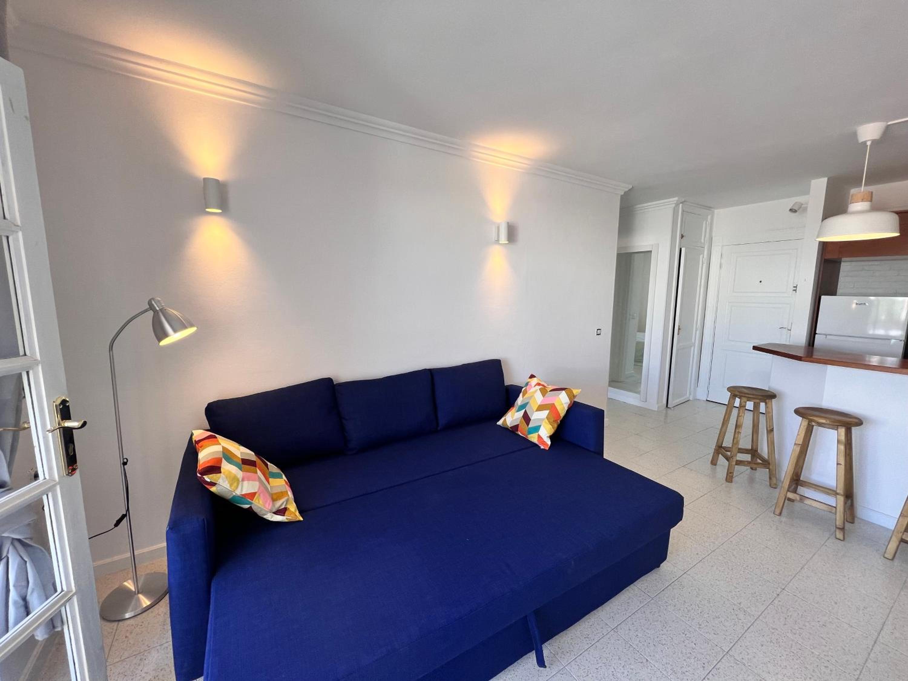 BRIGHT AND QUIET WINDSOR PARK APARTMENT