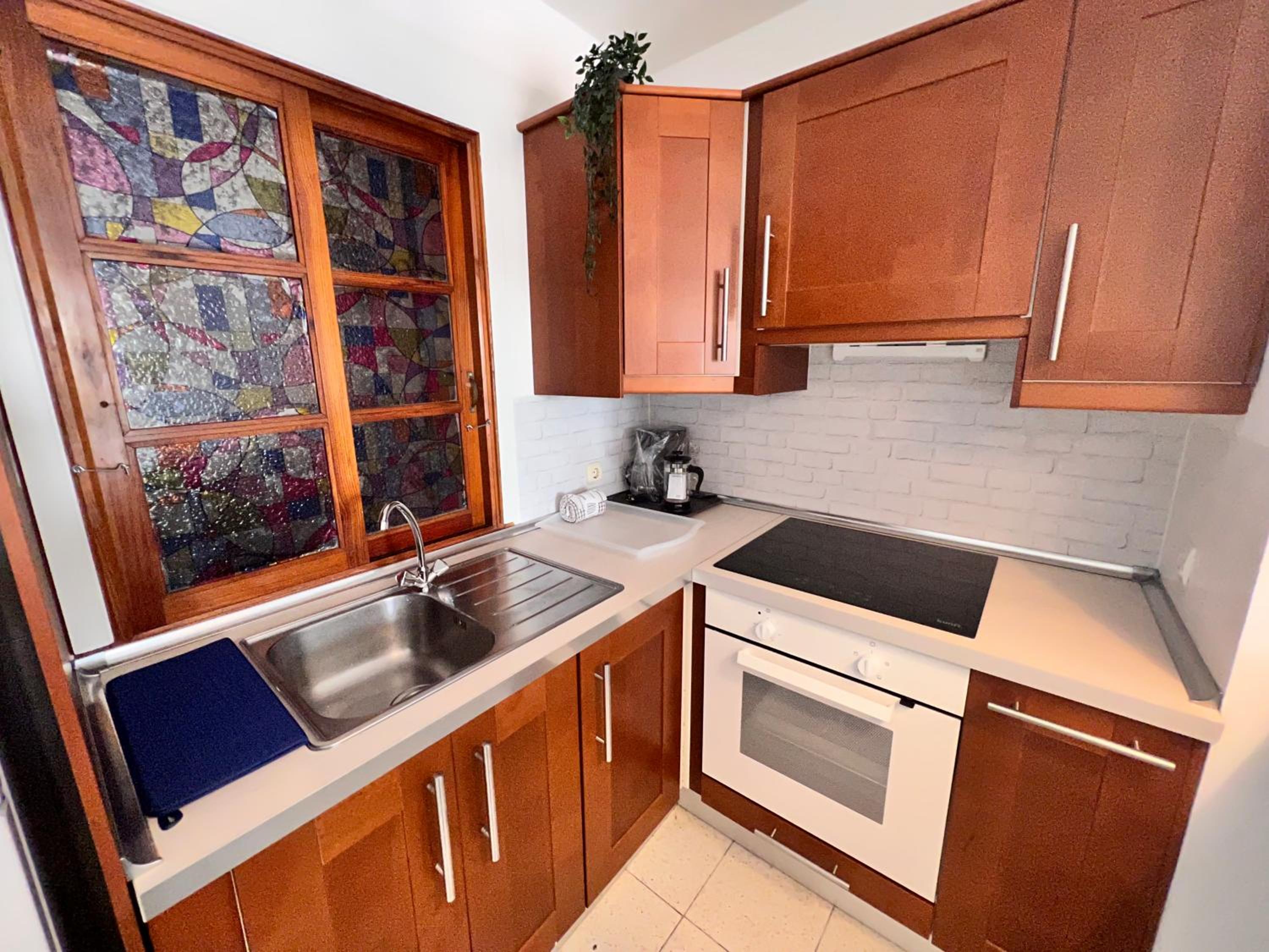 BRIGHT AND QUIET WINDSOR PARK APARTMENT