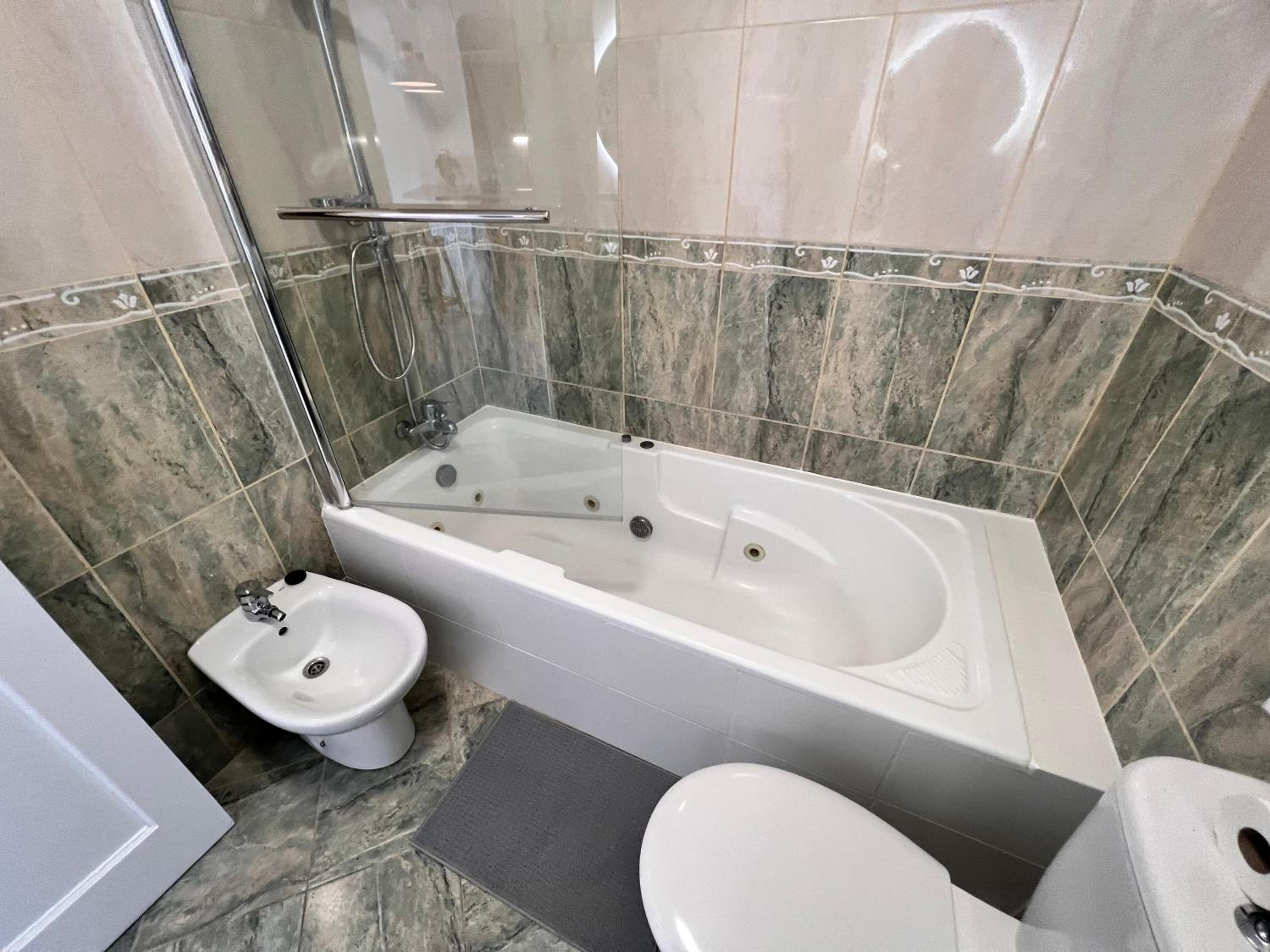 BRIGHT AND QUIET WINDSOR PARK APARTMENT