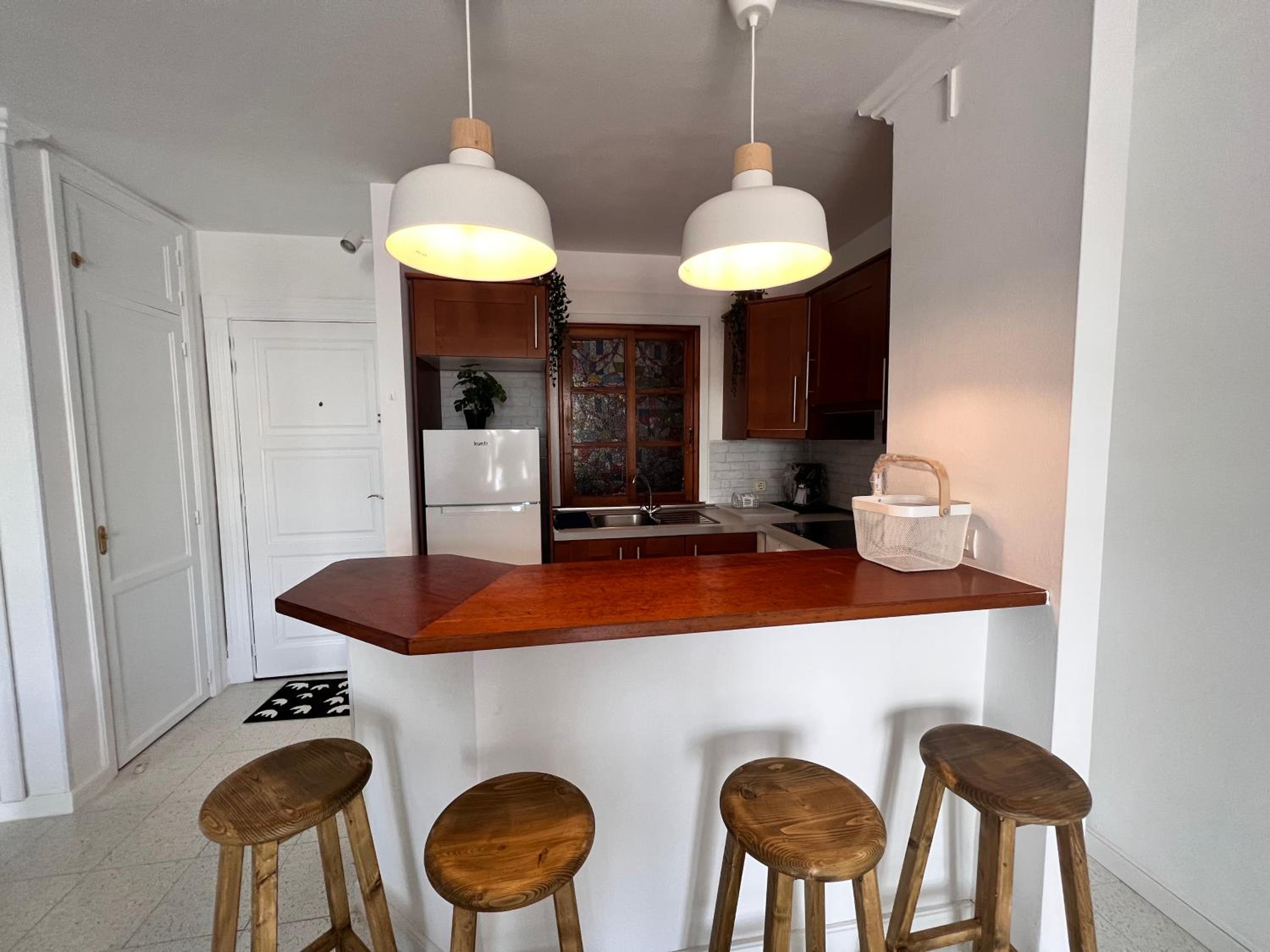 BRIGHT AND QUIET WINDSOR PARK APARTMENT
