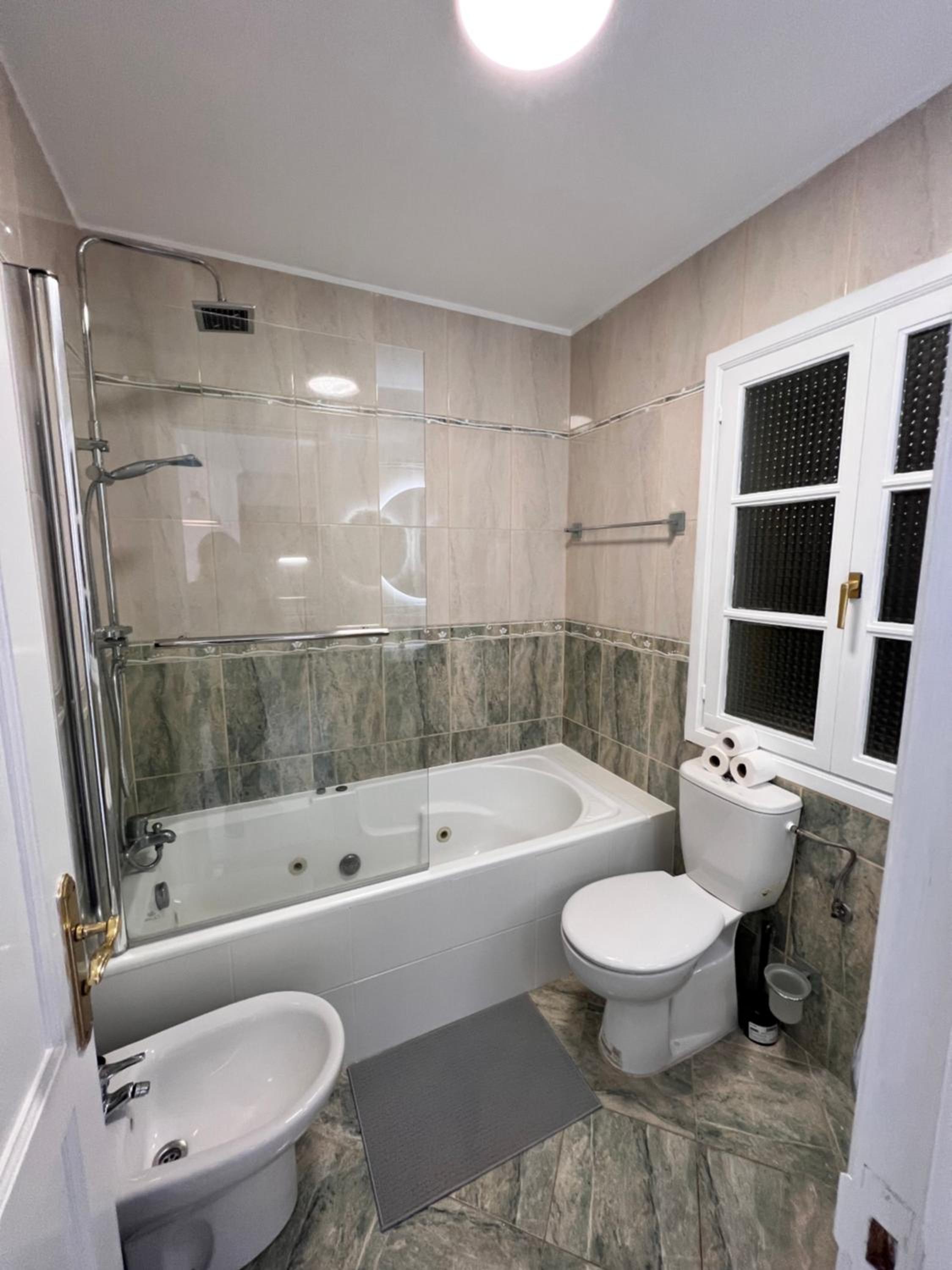 BRIGHT AND QUIET WINDSOR PARK APARTMENT