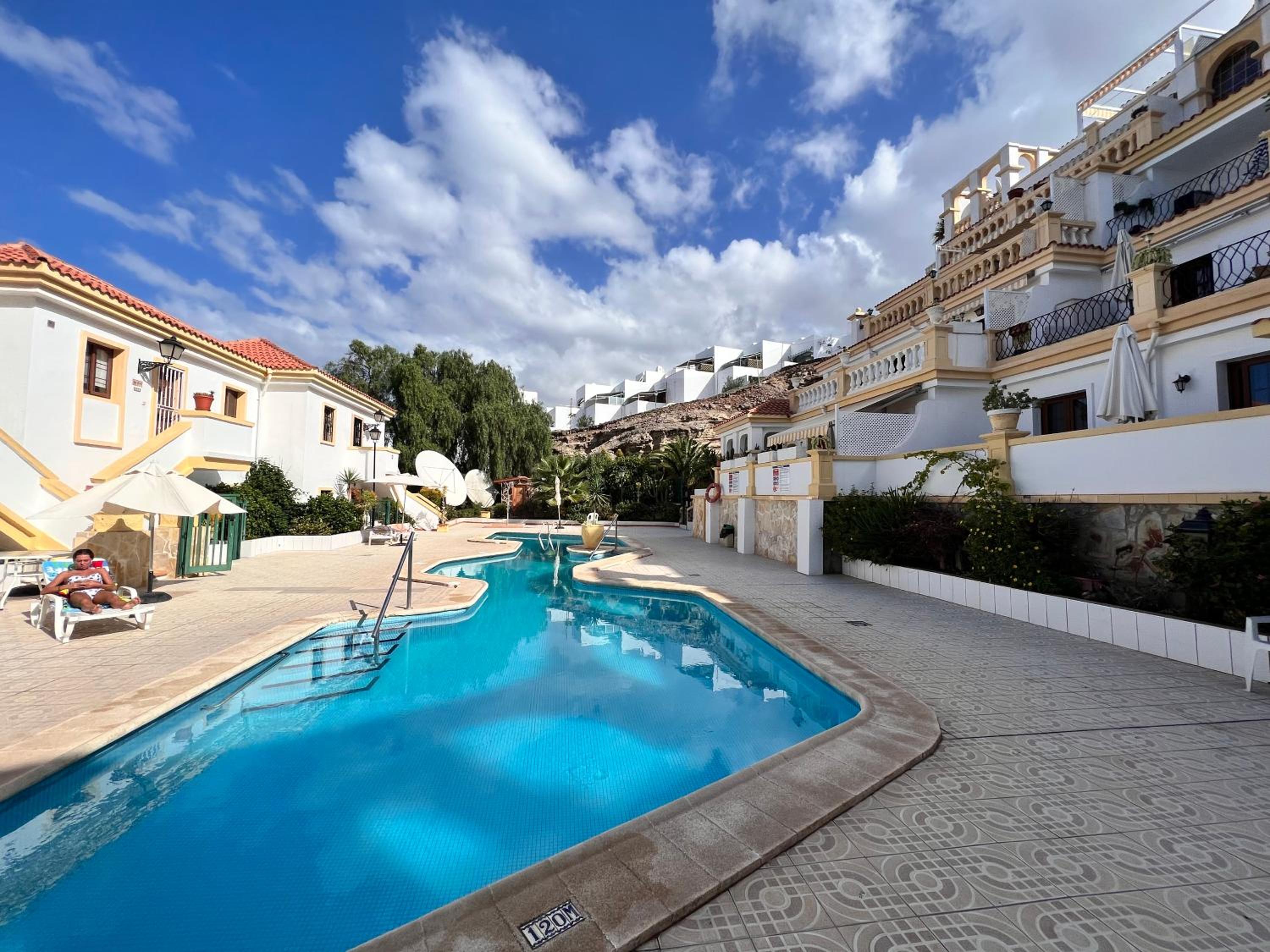 BRIGHT AND QUIET WINDSOR PARK APARTMENT