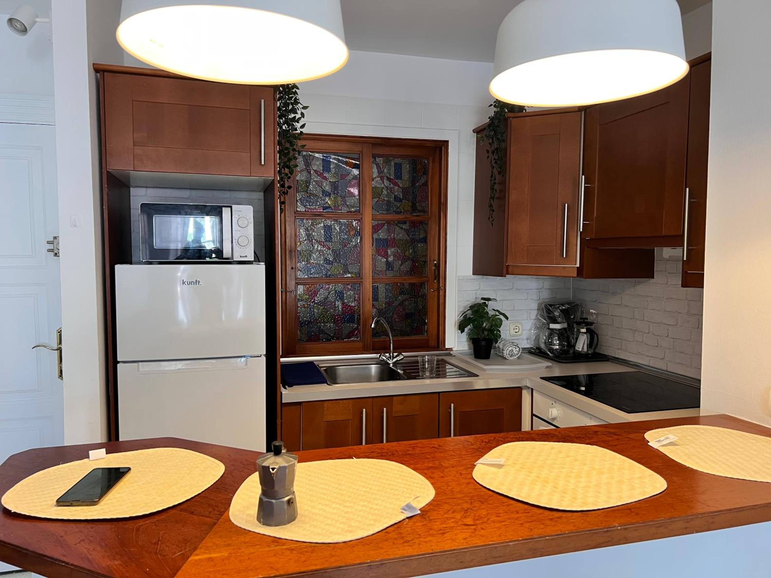 BRIGHT AND QUIET WINDSOR PARK APARTMENT