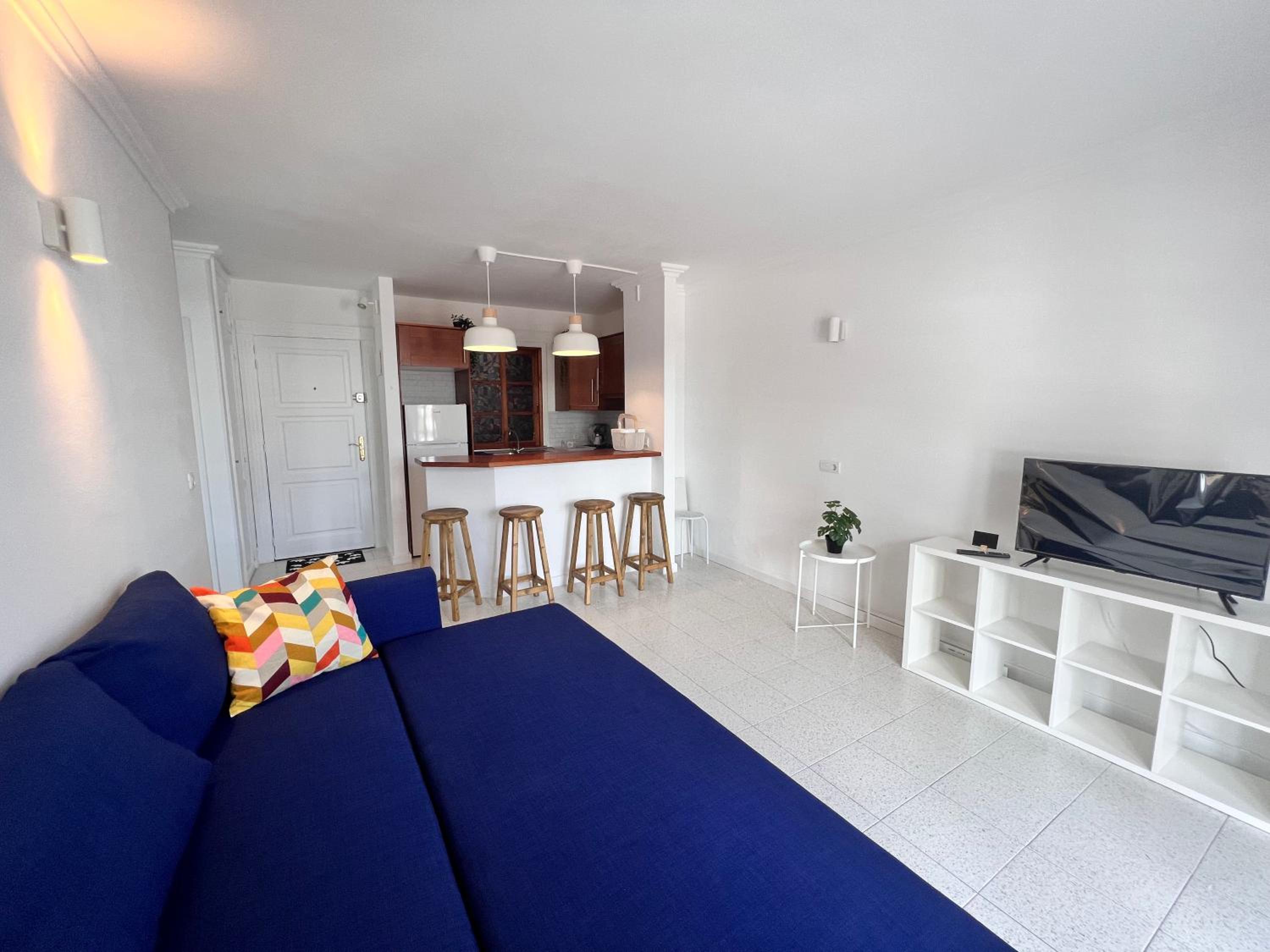BRIGHT AND QUIET WINDSOR PARK APARTMENT