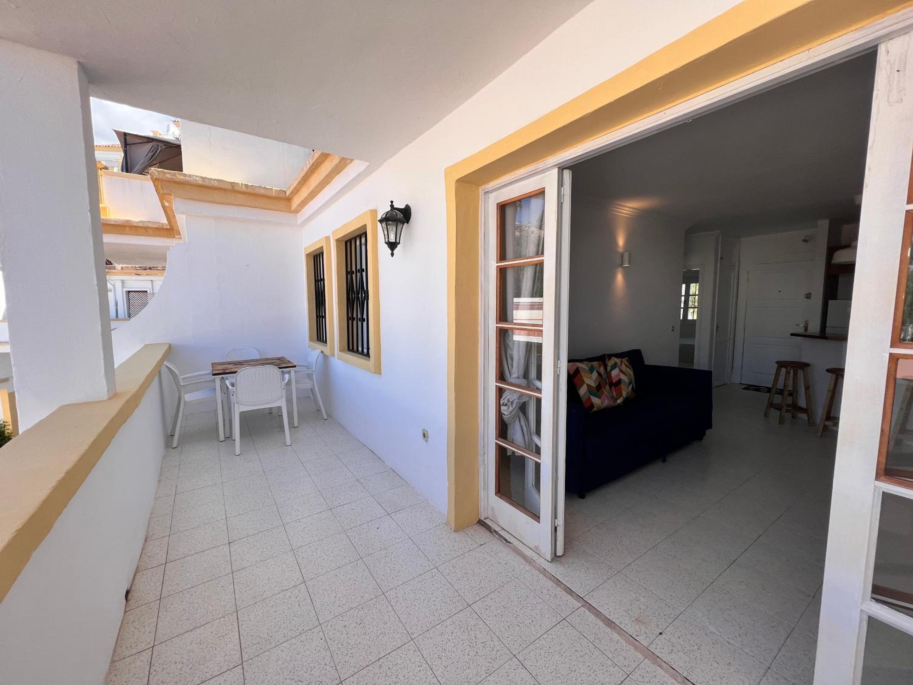 BRIGHT AND QUIET WINDSOR PARK APARTMENT