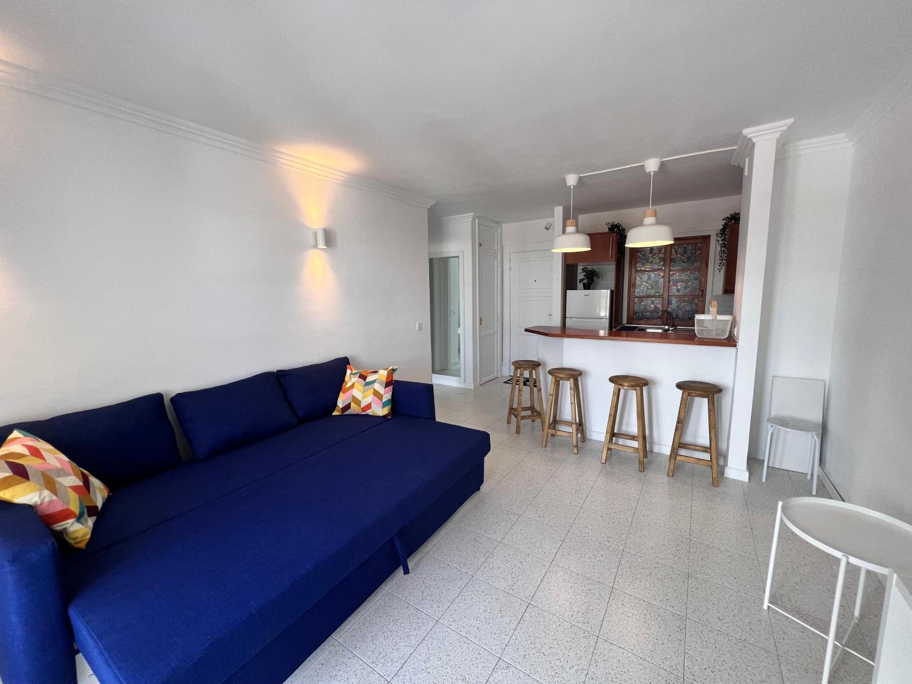 BRIGHT AND QUIET WINDSOR PARK APARTMENT