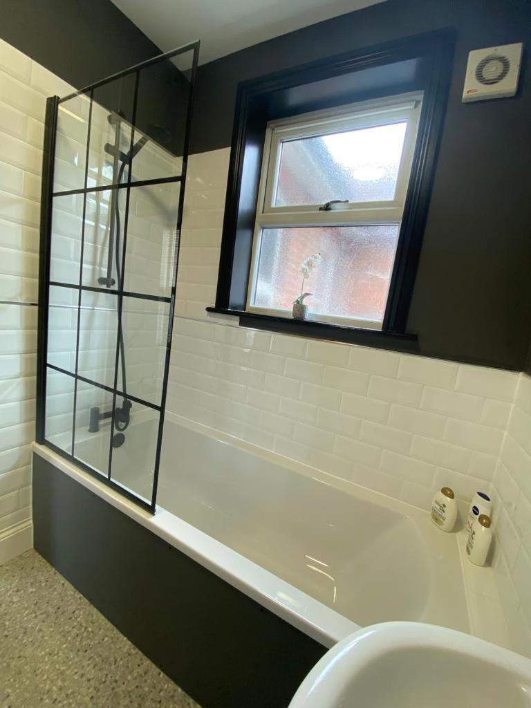 1 bed flat with parking near town centre view 3