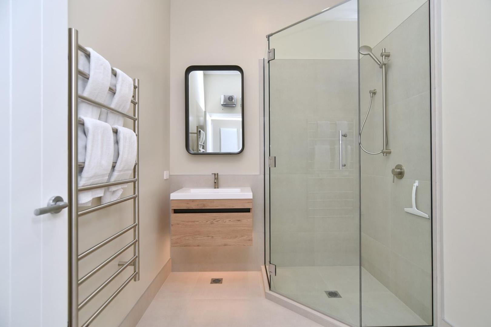 Kaiapoi Luxury Accommodation 2 - Bookahome view 4