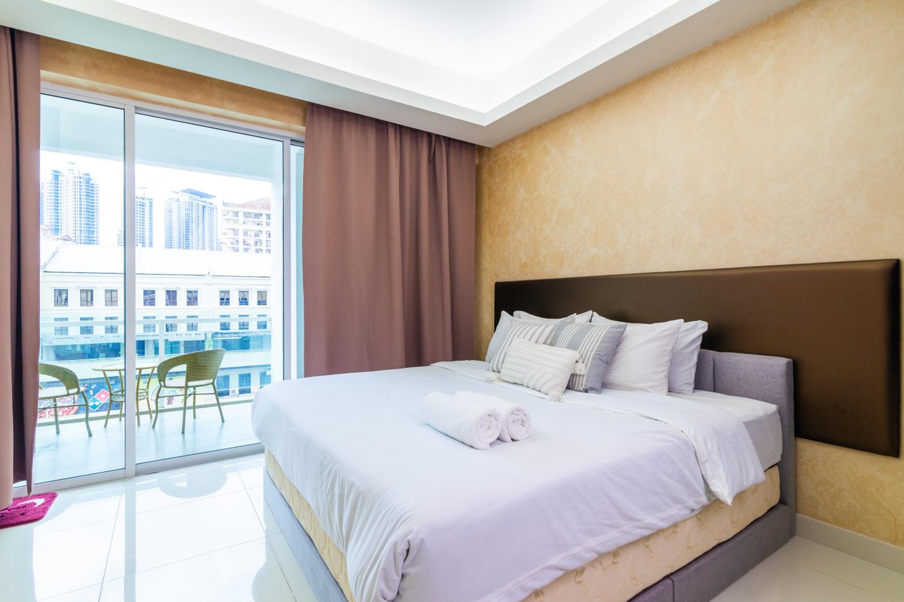 Plaza Damas by Plush