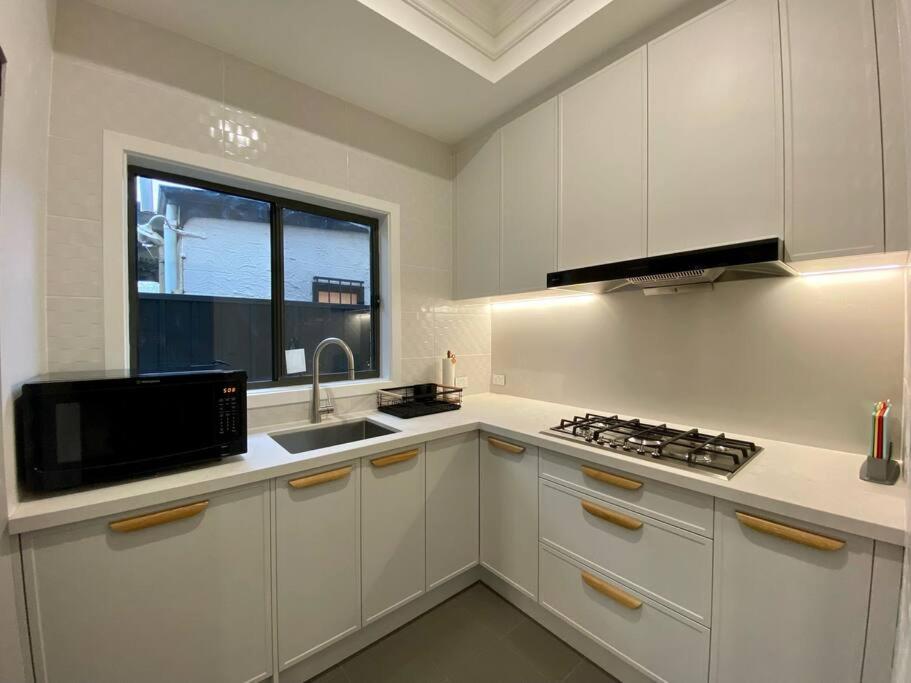 New Spacious Luxury 5 Bedroom Mansion in Unley