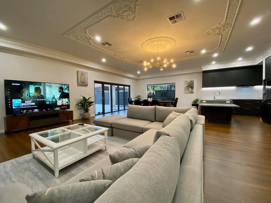 New Spacious Luxury 5 Bedroom Mansion in Unley