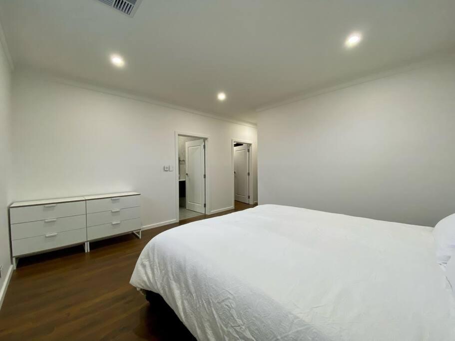 New Spacious Luxury 5 Bedroom Mansion in Unley