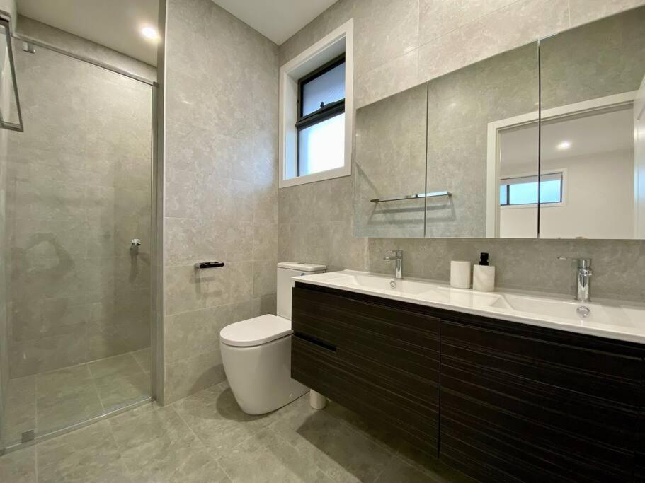New Spacious Luxury 5 Bedroom Mansion in Unley