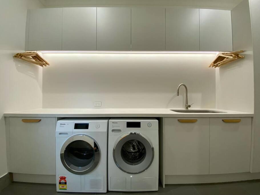 New Spacious Luxury 5 Bedroom Mansion in Unley