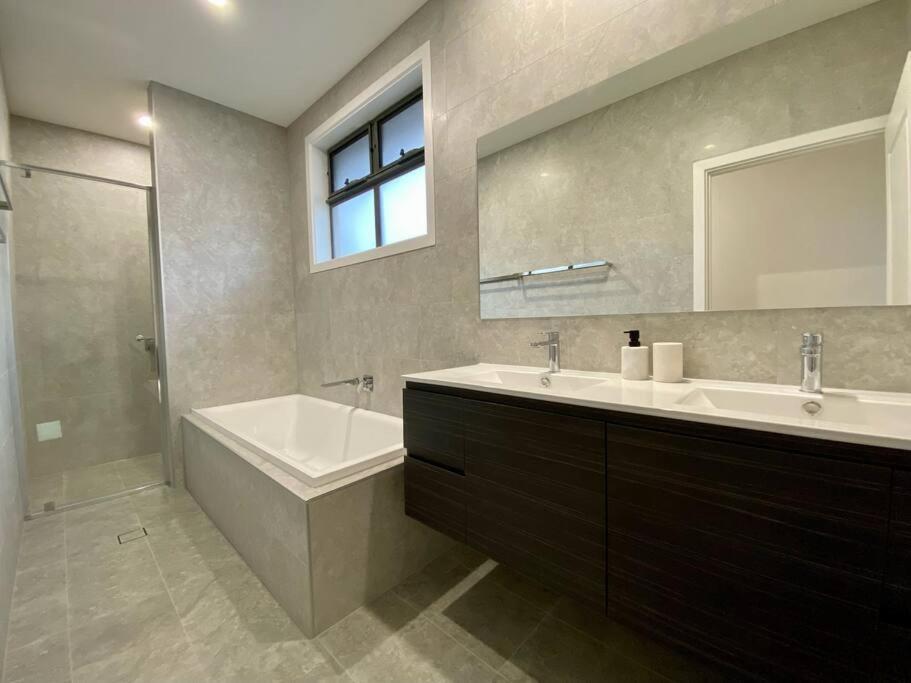 New Spacious Luxury 5 Bedroom Mansion in Unley