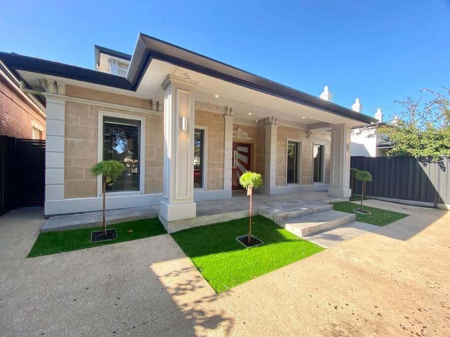 New Spacious Luxury 5 Bedroom Mansion in Unley