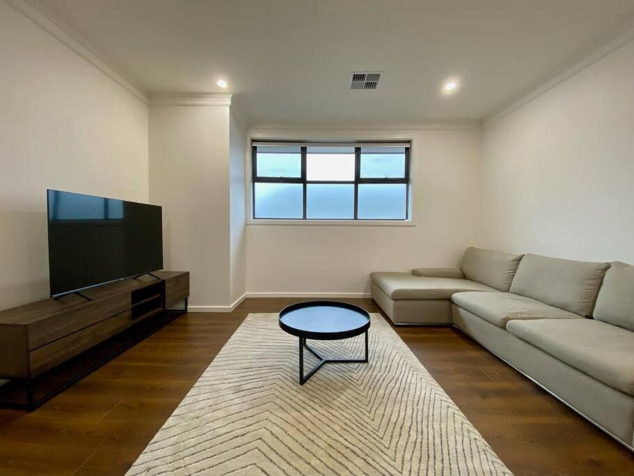 New Spacious Luxury 5 Bedroom Mansion in Unley