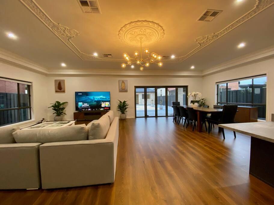 New Spacious Luxury 5 Bedroom Mansion in Unley