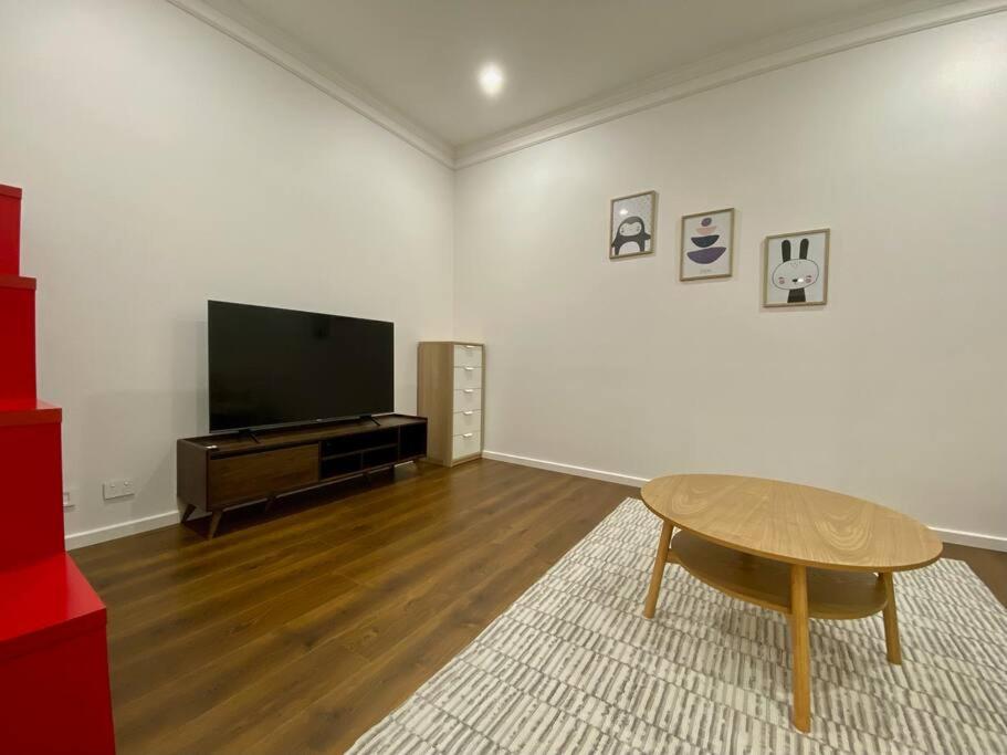 New Spacious Luxury 5 Bedroom Mansion in Unley
