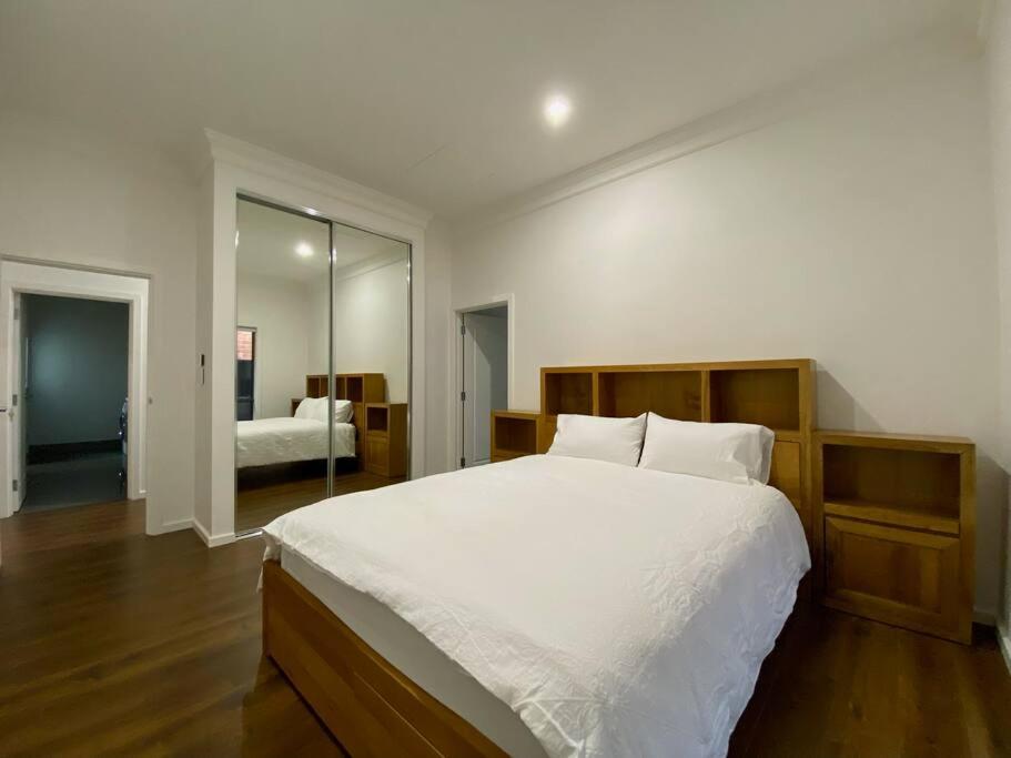 New Spacious Luxury 5 Bedroom Mansion in Unley