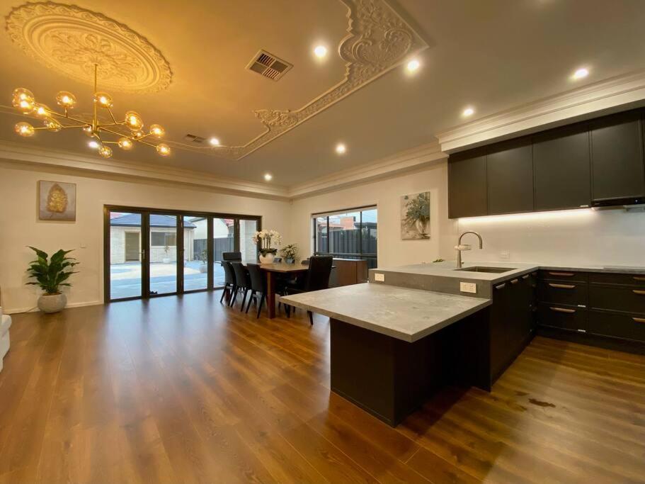 New Spacious Luxury 5 Bedroom Mansion in Unley