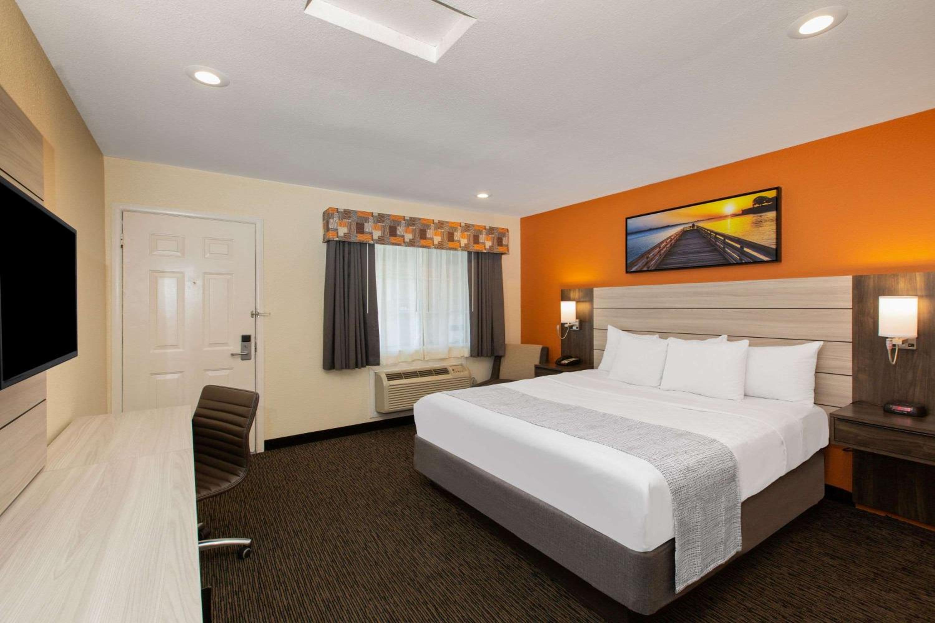 Days Inn by Wyndham Monterey-Fisherman's Wharf Aquarium view 5