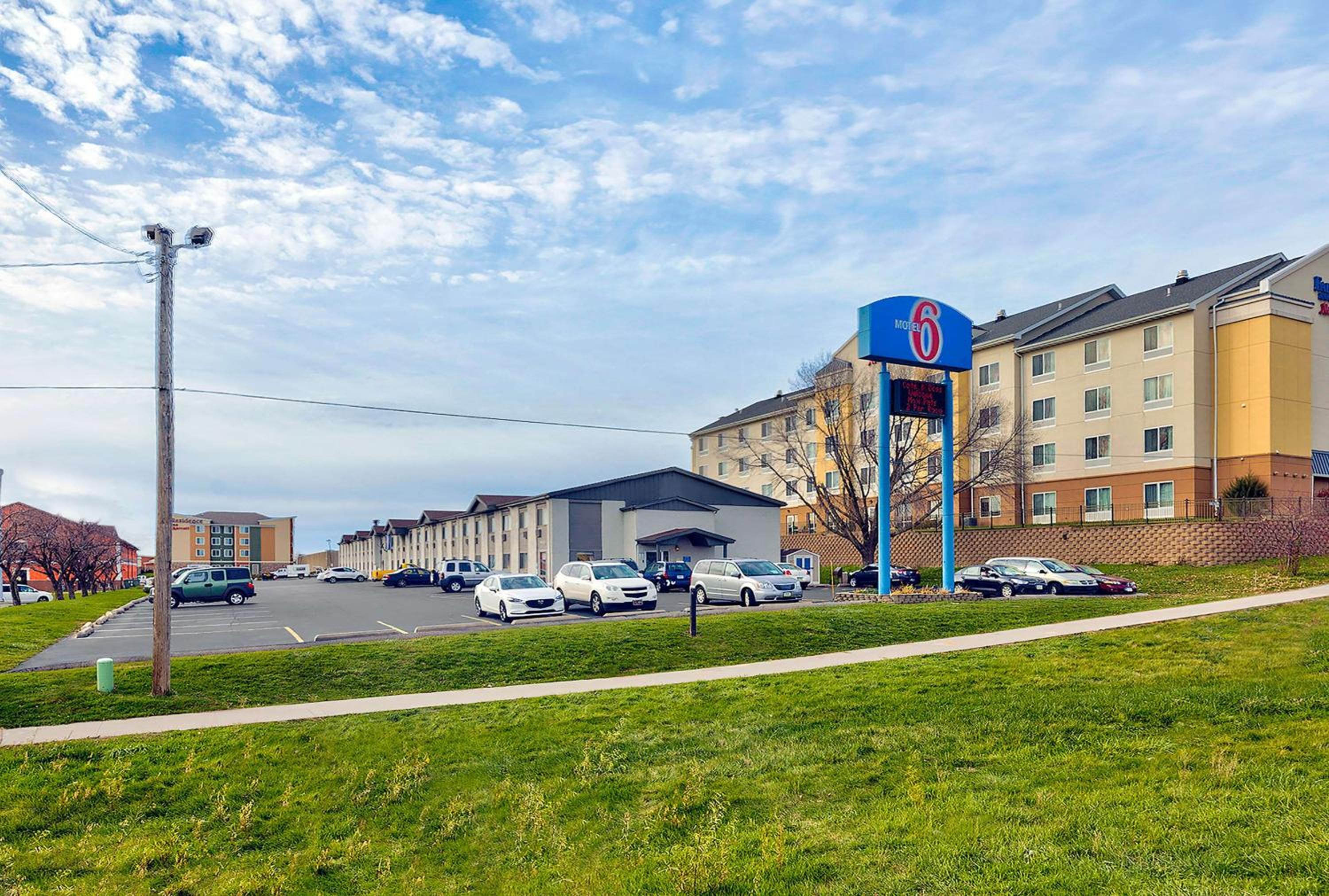 Cedar Rapids Vacations - Motel 6-Cedar Rapids, IA - Airport - Property Image 2