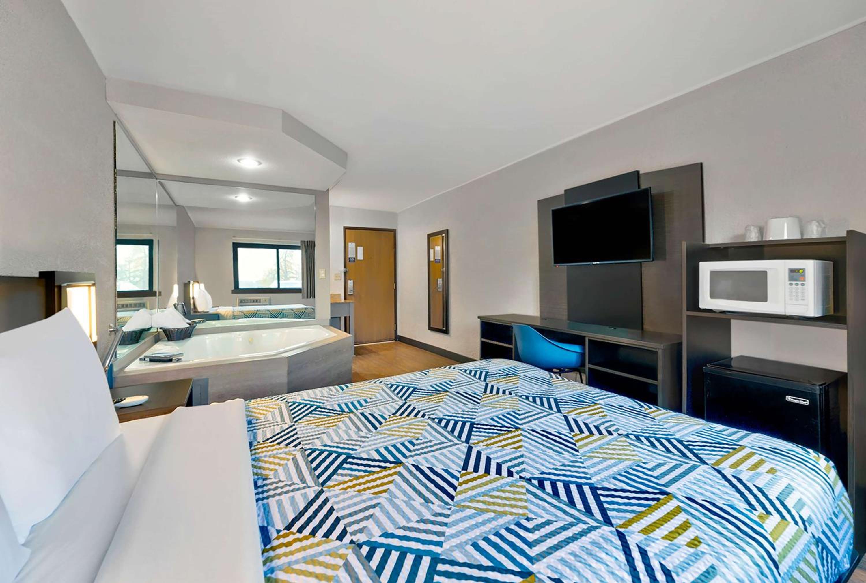 Cedar Rapids Vacations - Motel 6-Cedar Rapids, IA - Airport - Property Image 3