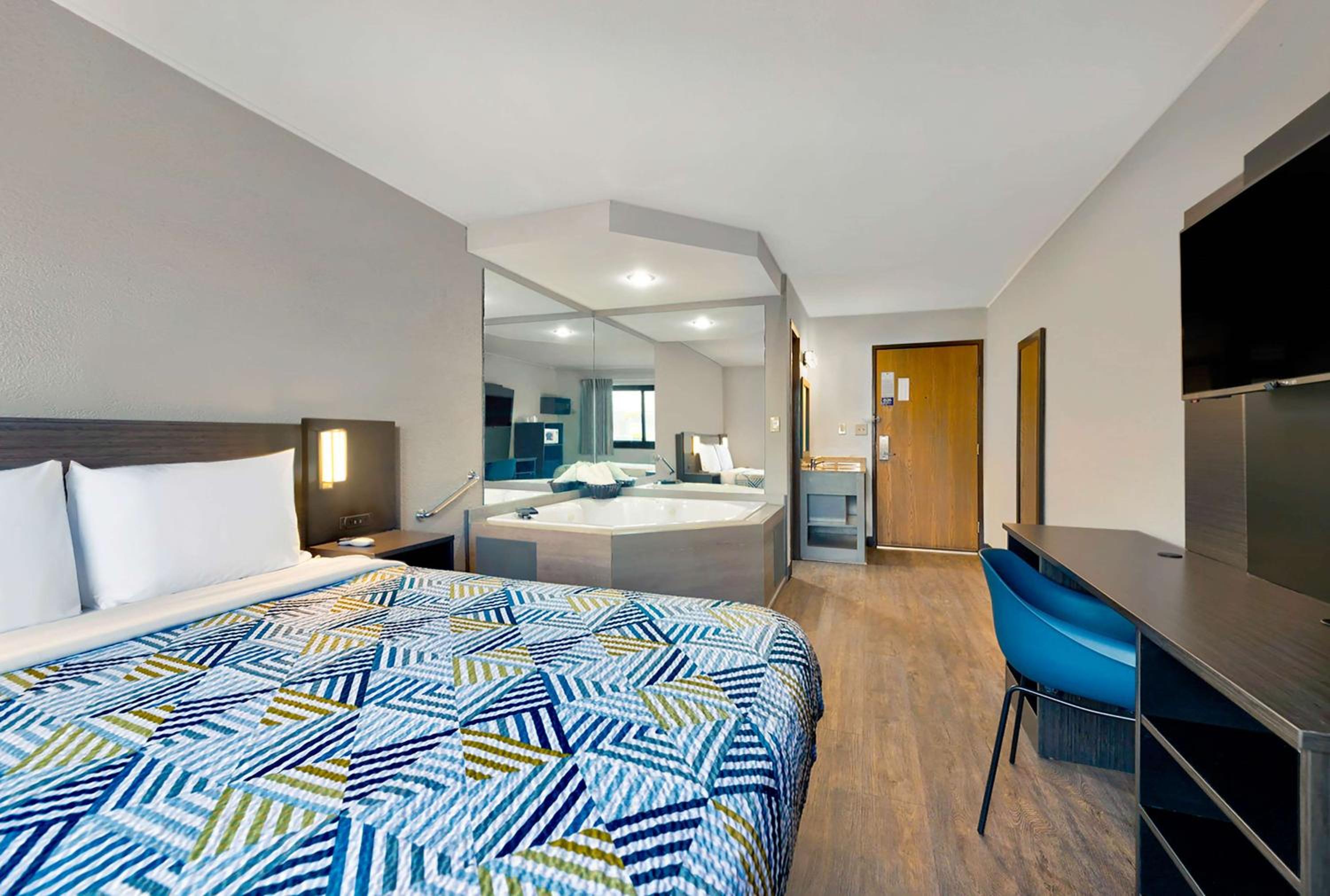 Cedar Rapids Vacations - Motel 6-Cedar Rapids, IA - Airport - Property Image 4