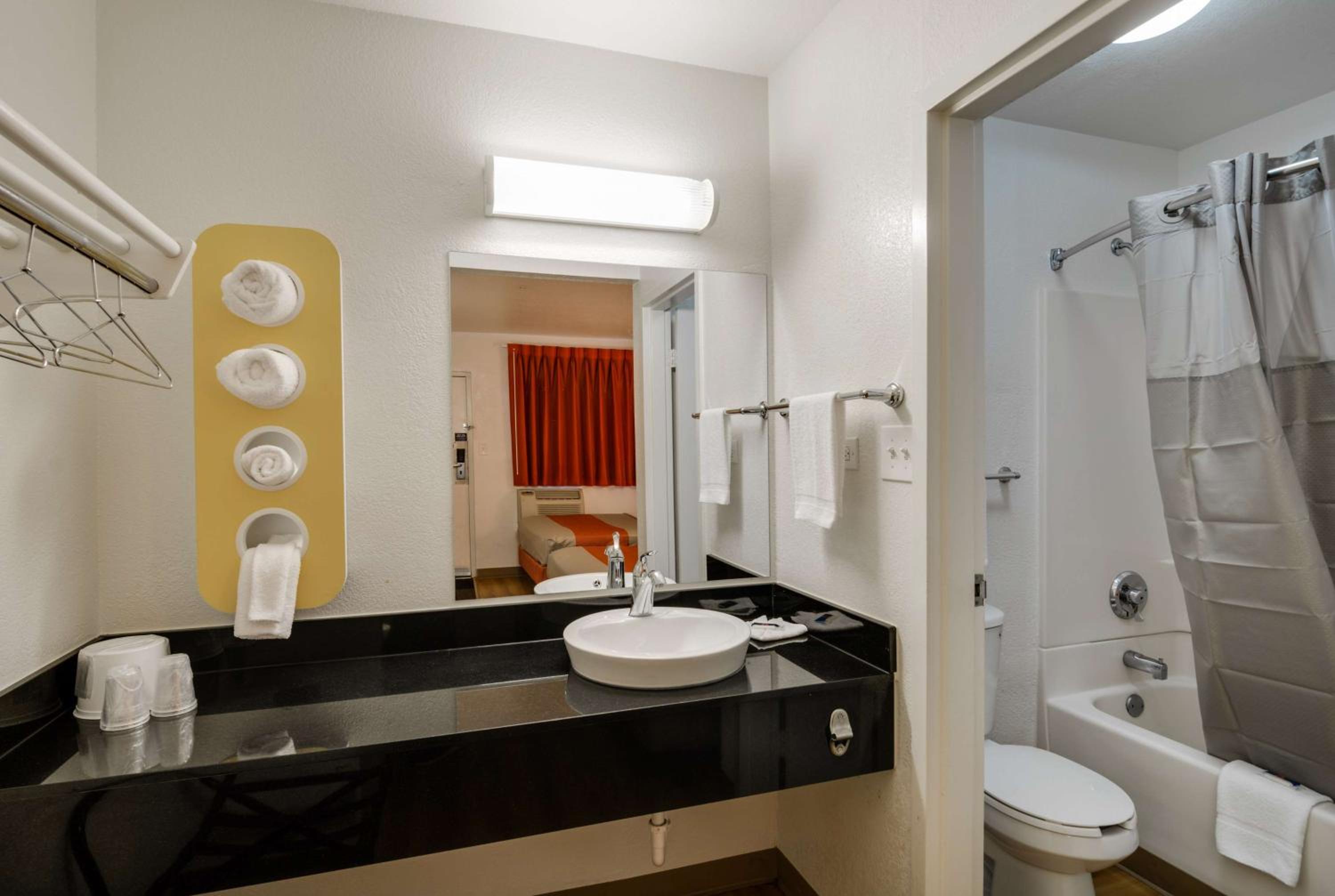 Schiller Park Vacations - Motel 6-Schiller Park, IL - Chicago O'Hare - Property Image 39