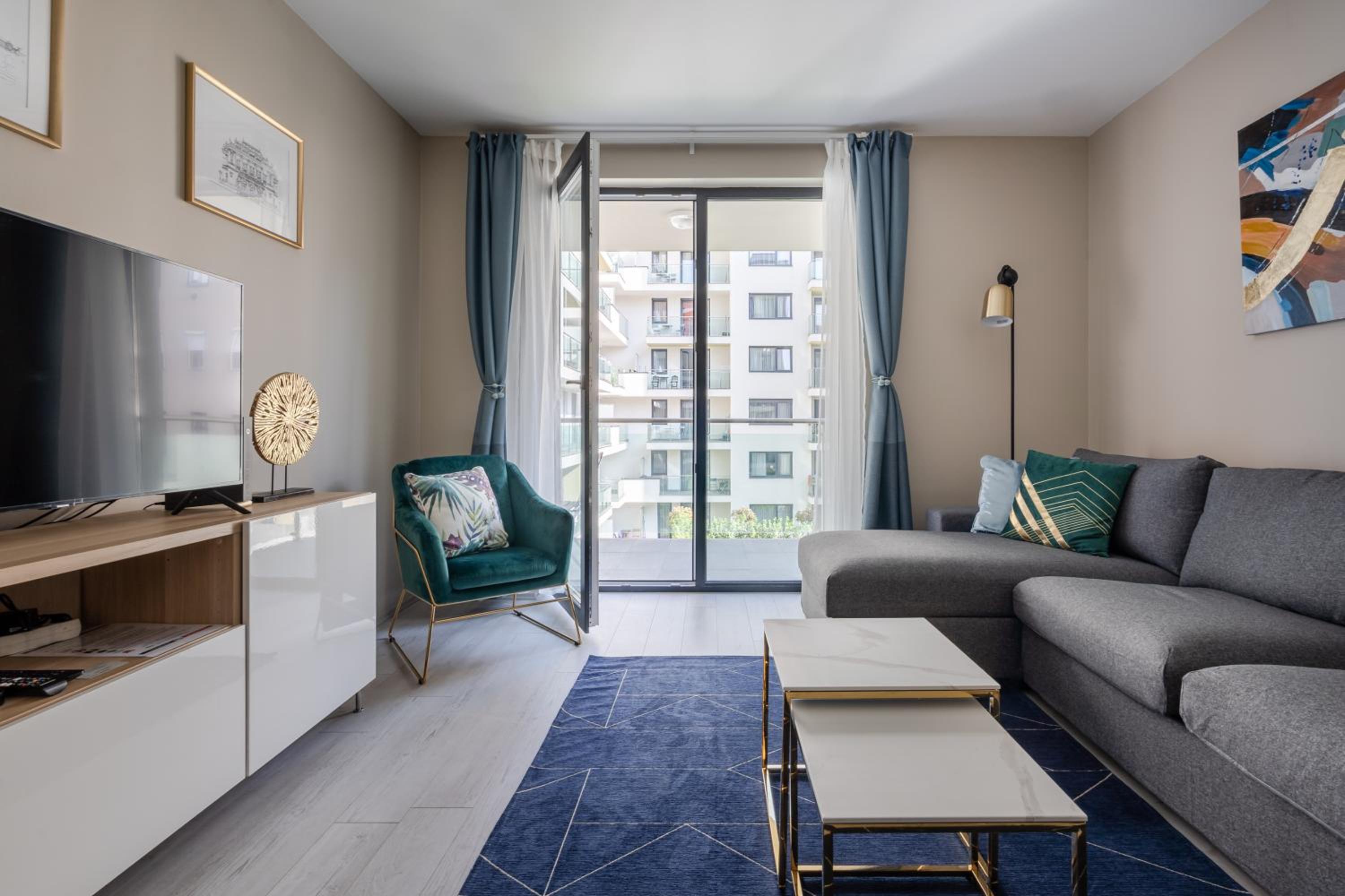 Navy Angel Apartment with balcony view 2