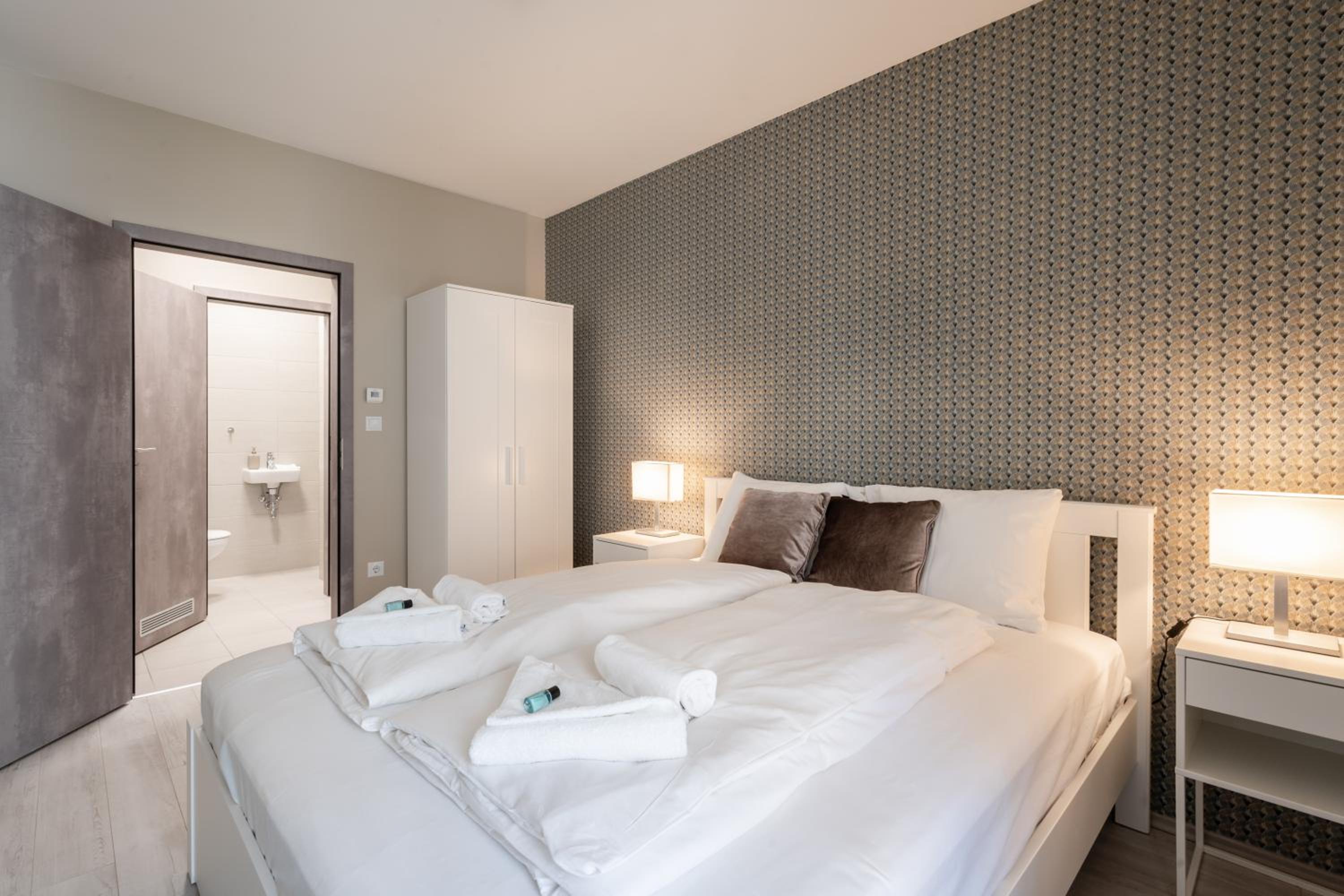 Navy Angel Apartment with balcony view 5