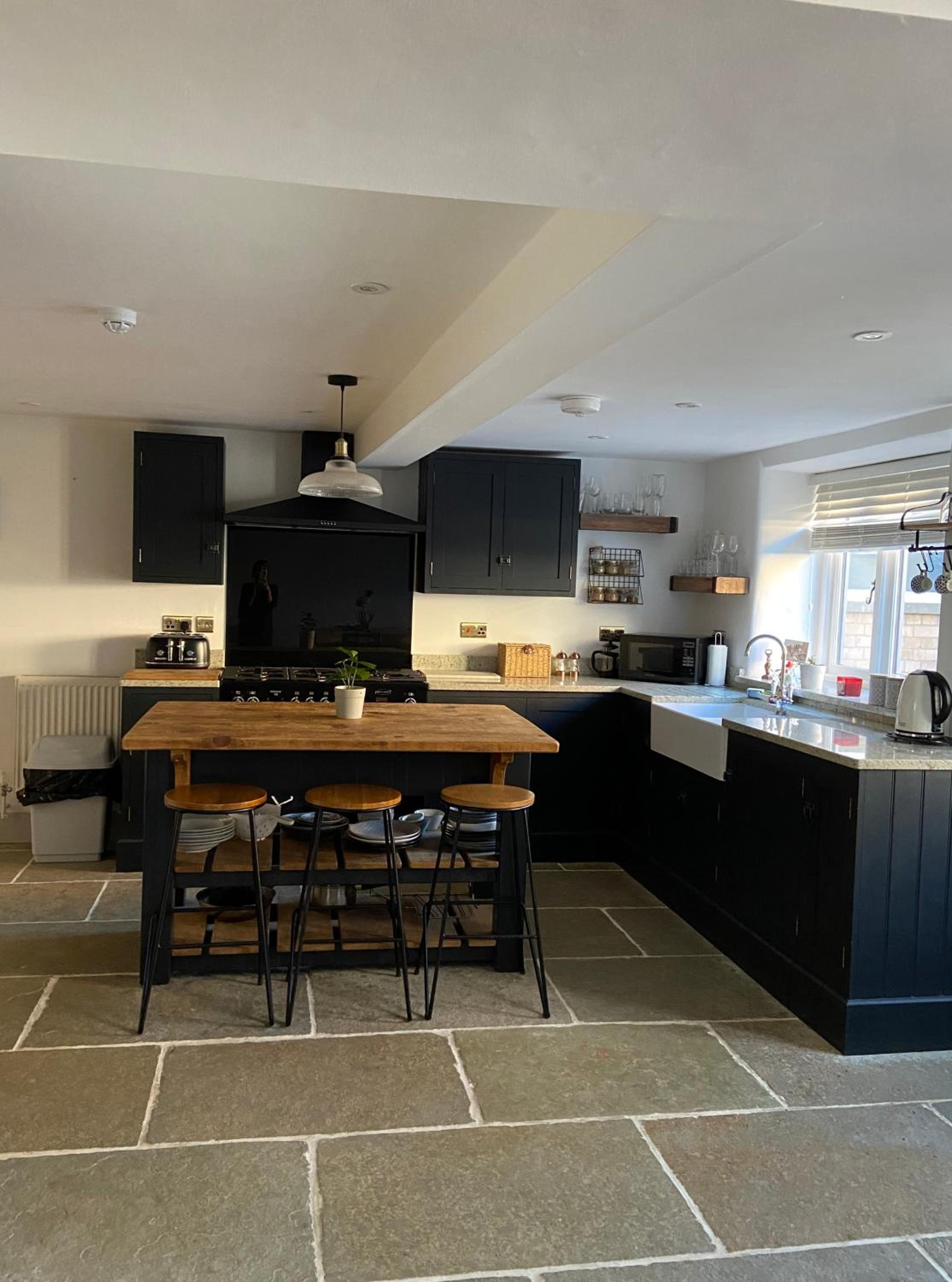 Grade II Listed 3 Bedroom Cottage With Free Parking view 4