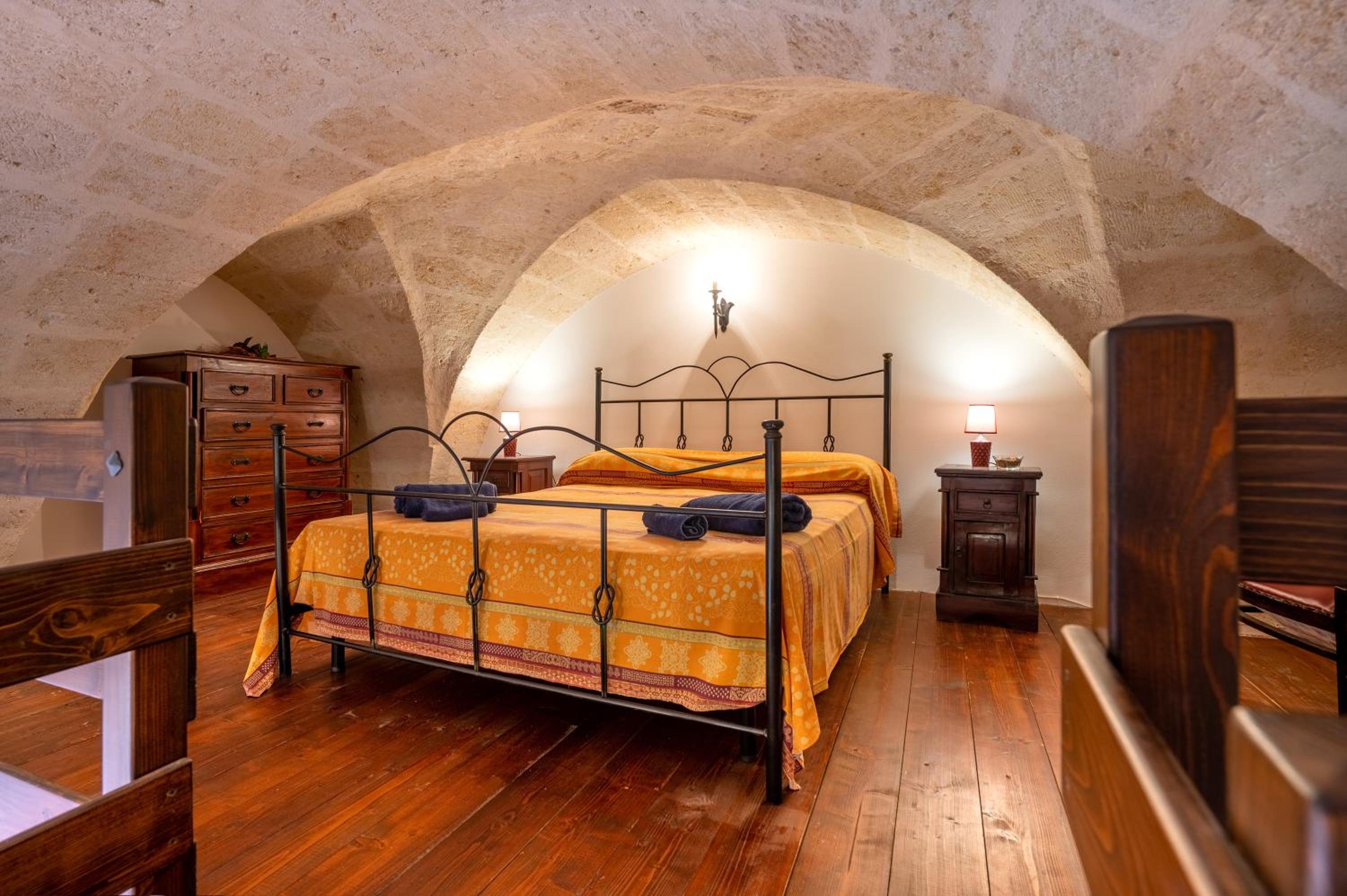 La Corte Dei Templari Sidney en Maruggio — bedroom