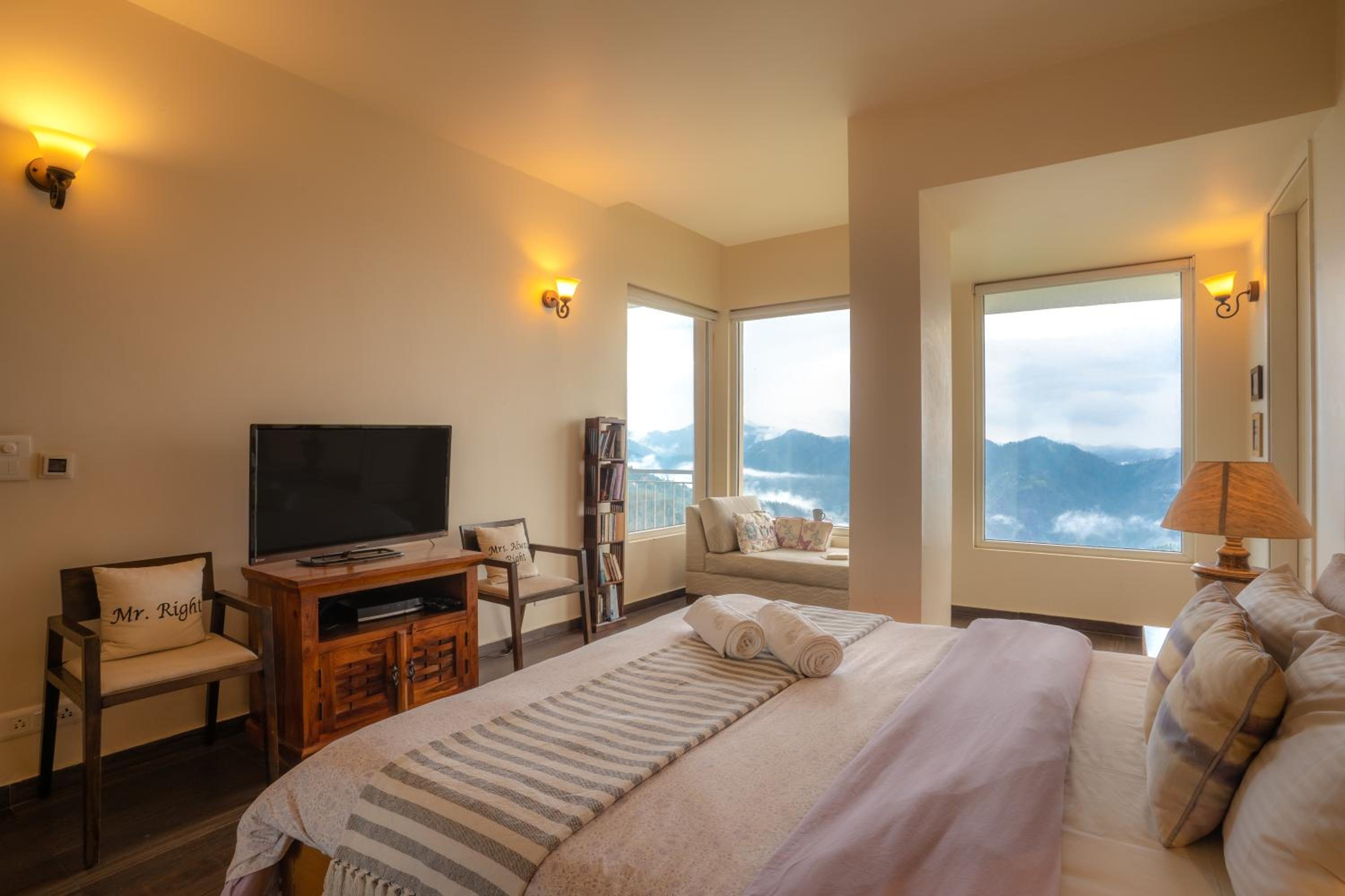 Hostie AJ's Retreat - Sunset Balcony 3BR home with Panoramic Valley Views view 5