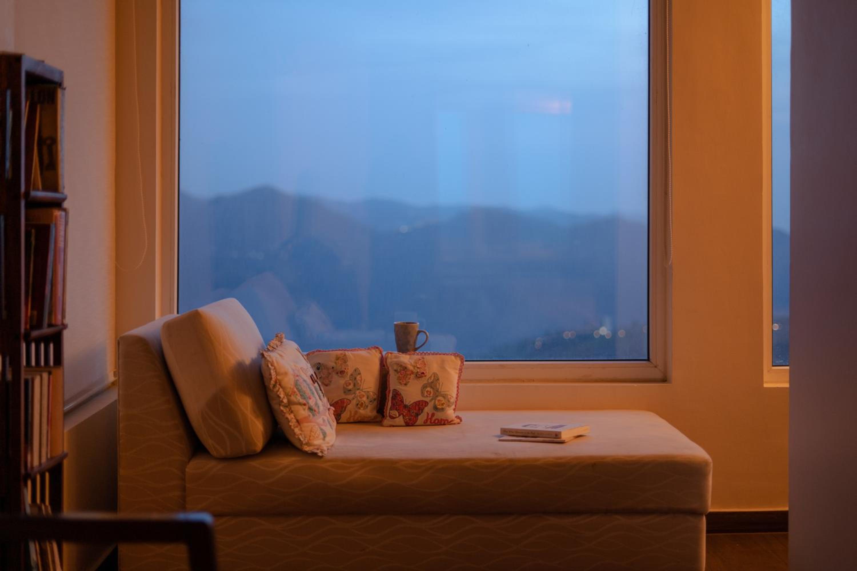 Hostie AJ's Retreat - Sunset Balcony 3BR home with Panoramic Valley Views view 2