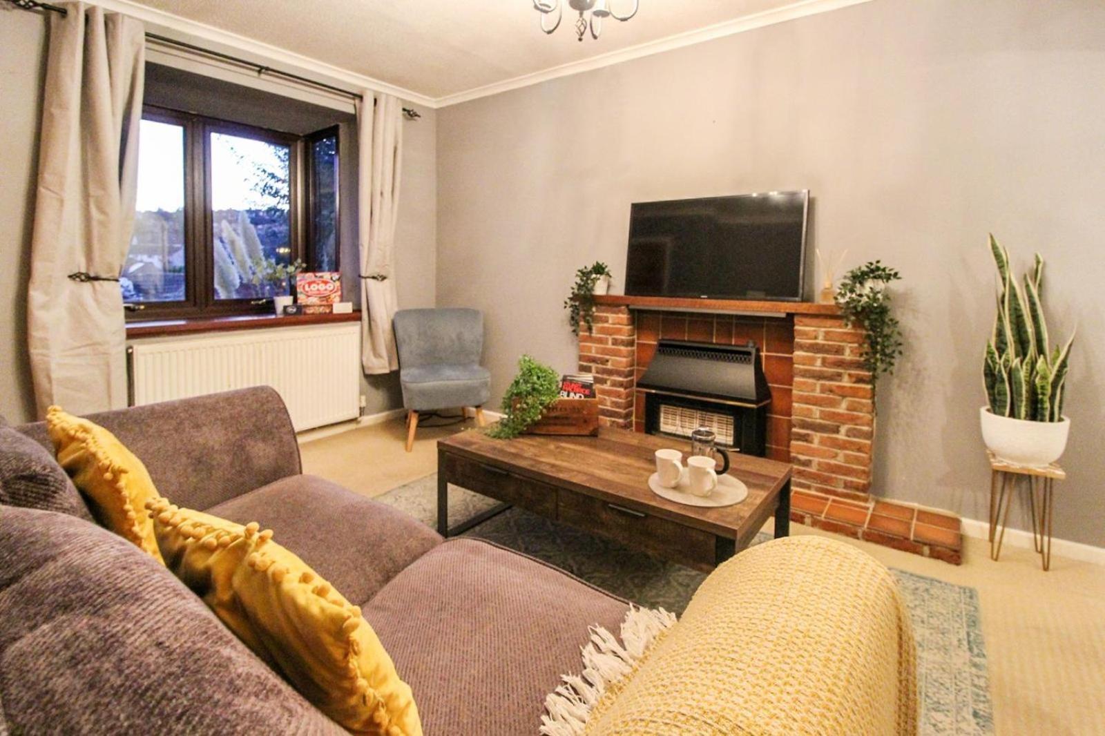 Comfortable 2 Bedroom House with Free Parking